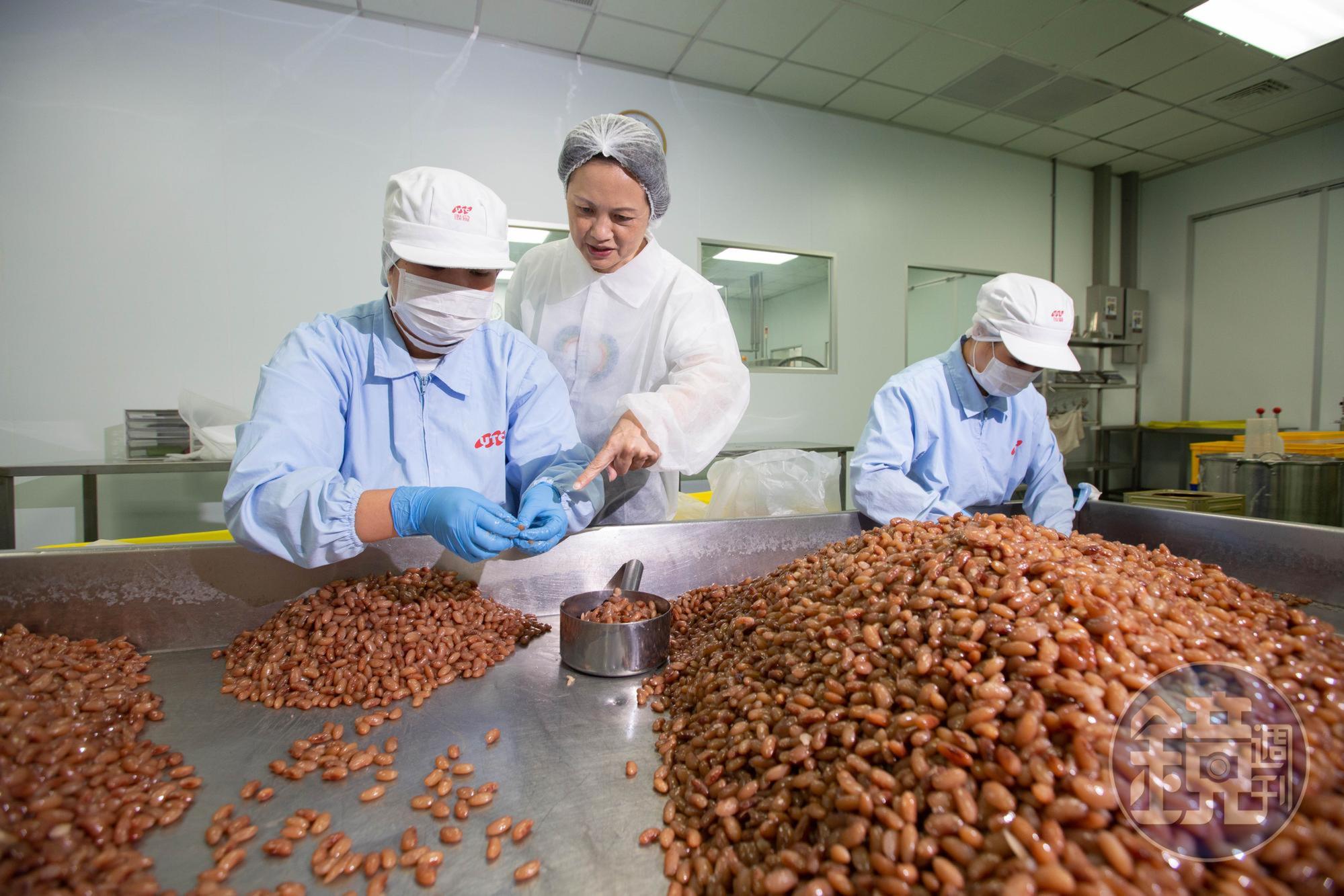 身為豆餡專家，聯夏食品出口日本的蜜花豆得經過人工挑除破豆，用品質提高競爭力。