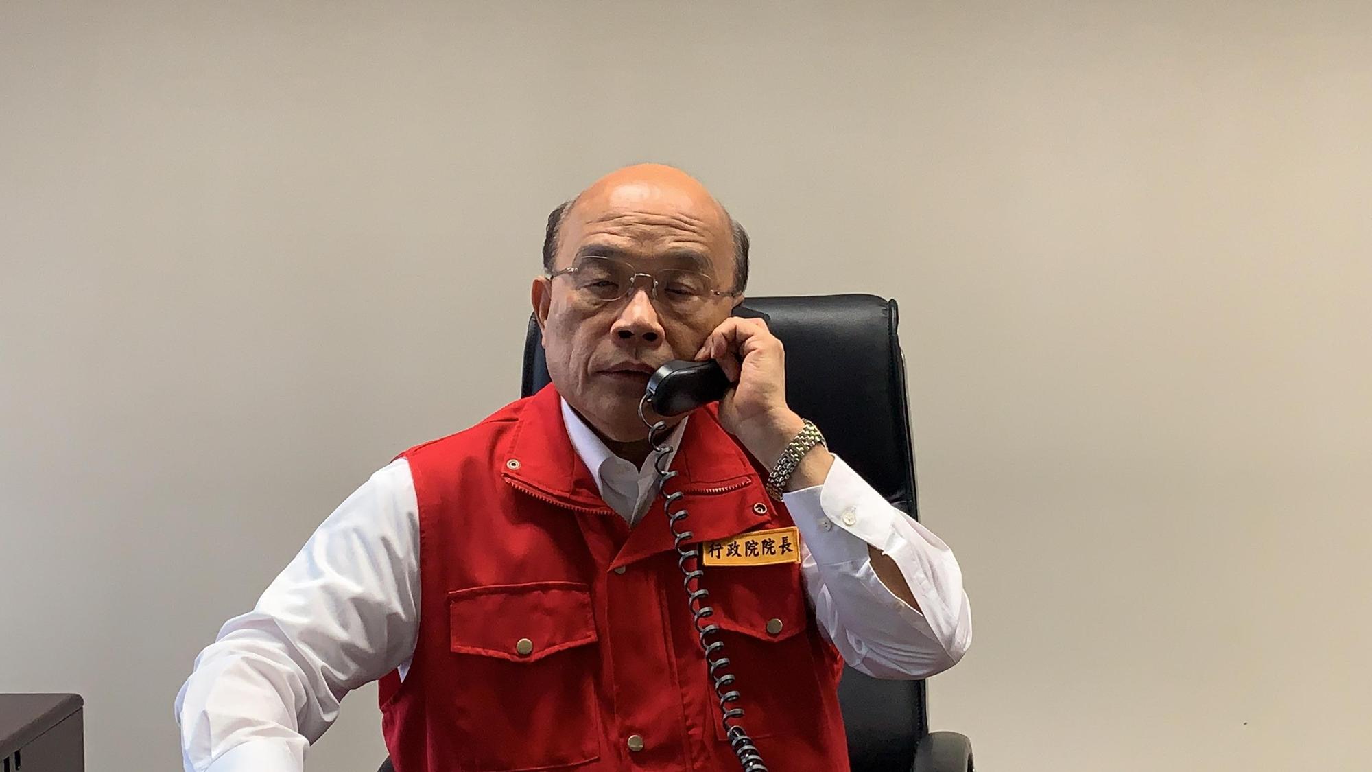 行政院長蘇貞昌一早即與總統蔡英文通話報告地震與颱風狀況。(行政院提供)