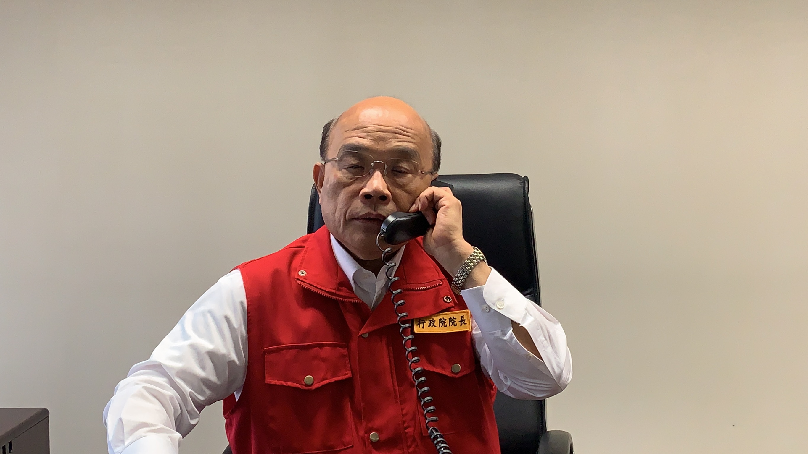行政院長蘇貞昌一早即與總統蔡英文通話報告地震與颱風狀況。(行政院提供)