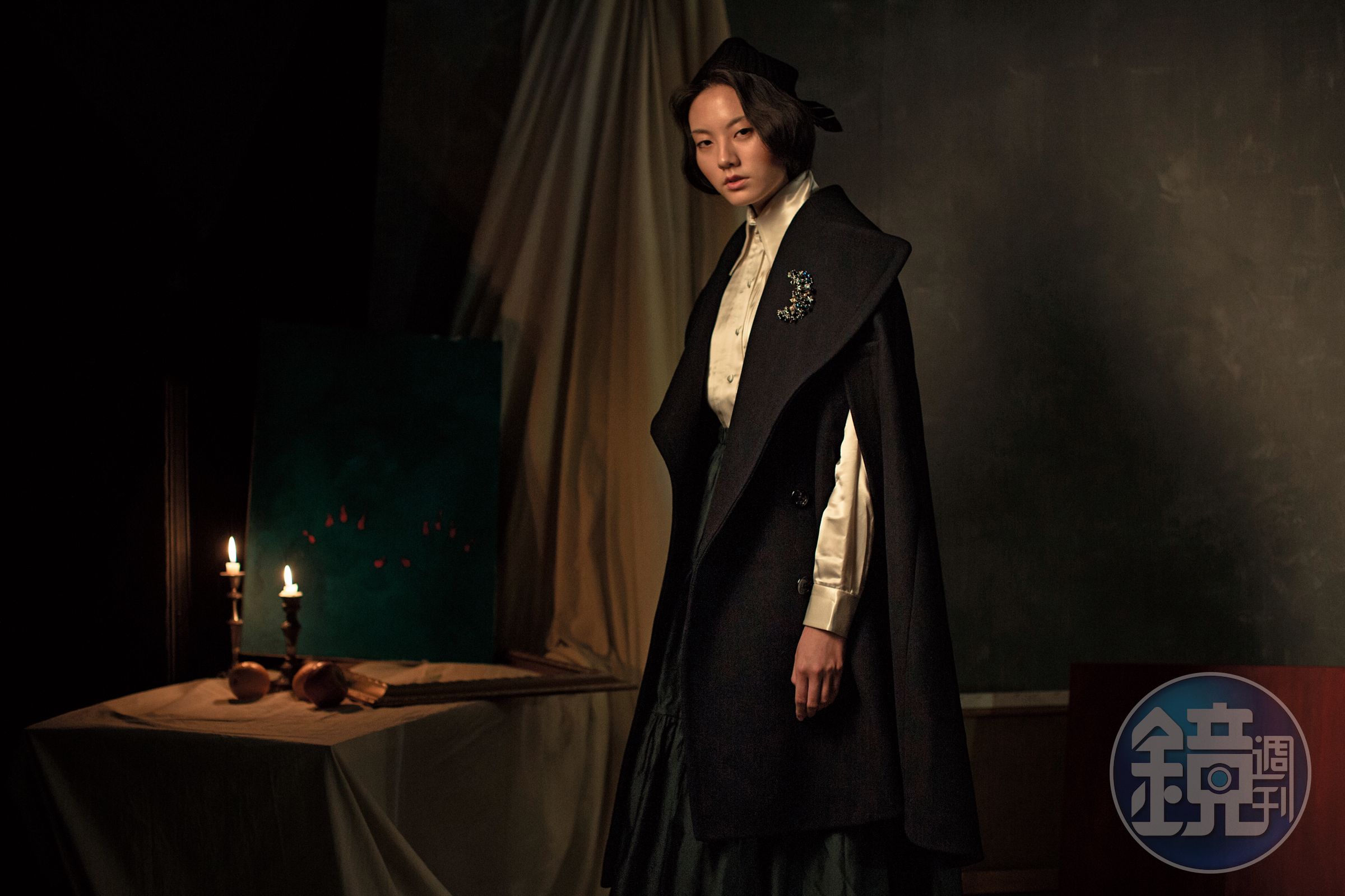 羽毛毛帽 價格未定 by MARC JACOBS／白色緞面襯衫 價格未定 by MARC JACOBS／深黑色斗篷 價格未定 by MARC JACOBS／綠色蓬裙 價格未定 by MARC JACOBS／Nocturnal Sky胸針 NT$17,900 by SWAROVSKI