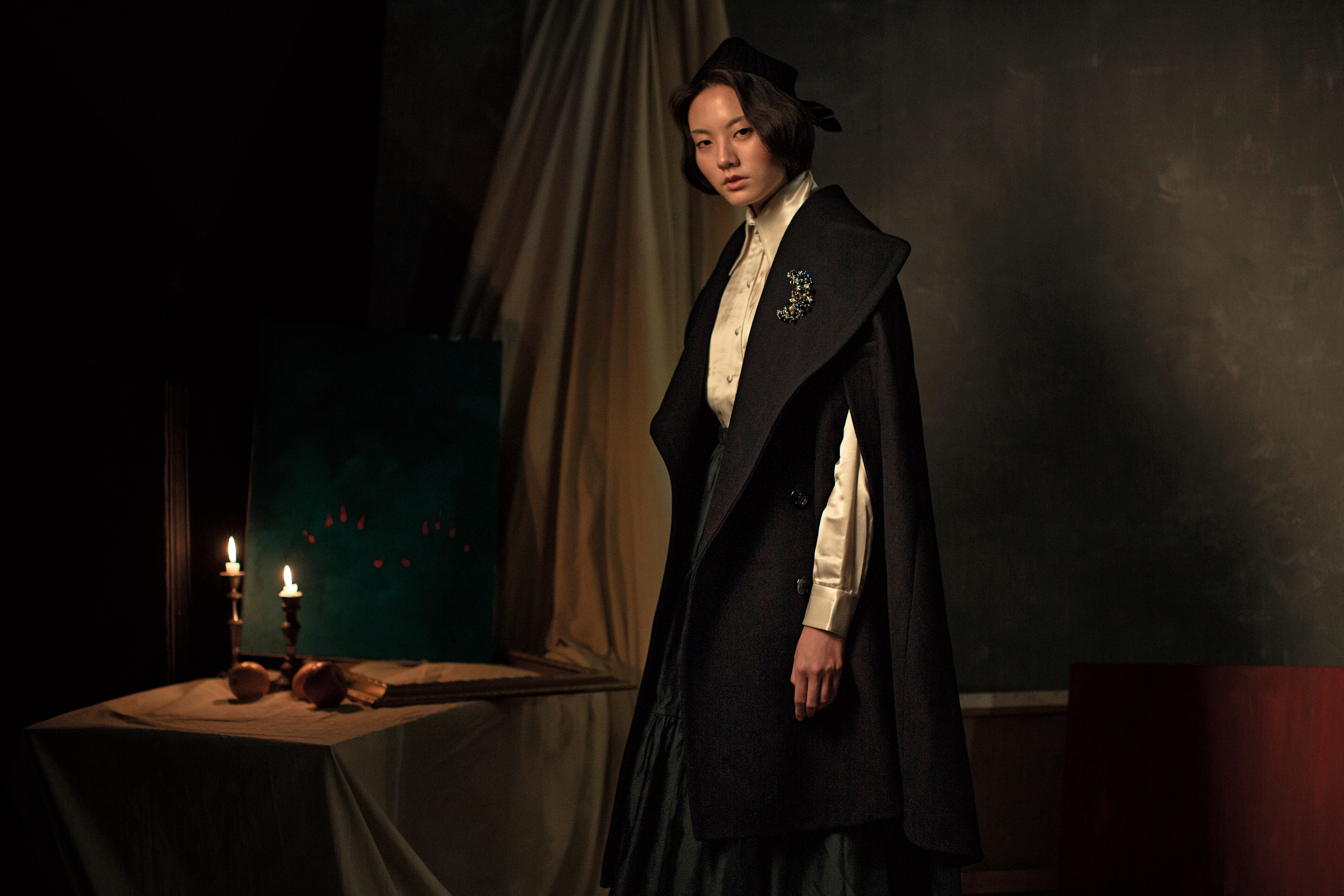 羽毛毛帽 價格未定 by MARC JACOBS／白色緞面襯衫 價格未定 by MARC JACOBS／深黑色斗篷 價格未定 by MARC JACOBS／綠色蓬裙 價格未定 by MARC JACOBS／Nocturnal Sky胸針 NT$17,900 by SWAROVSKI