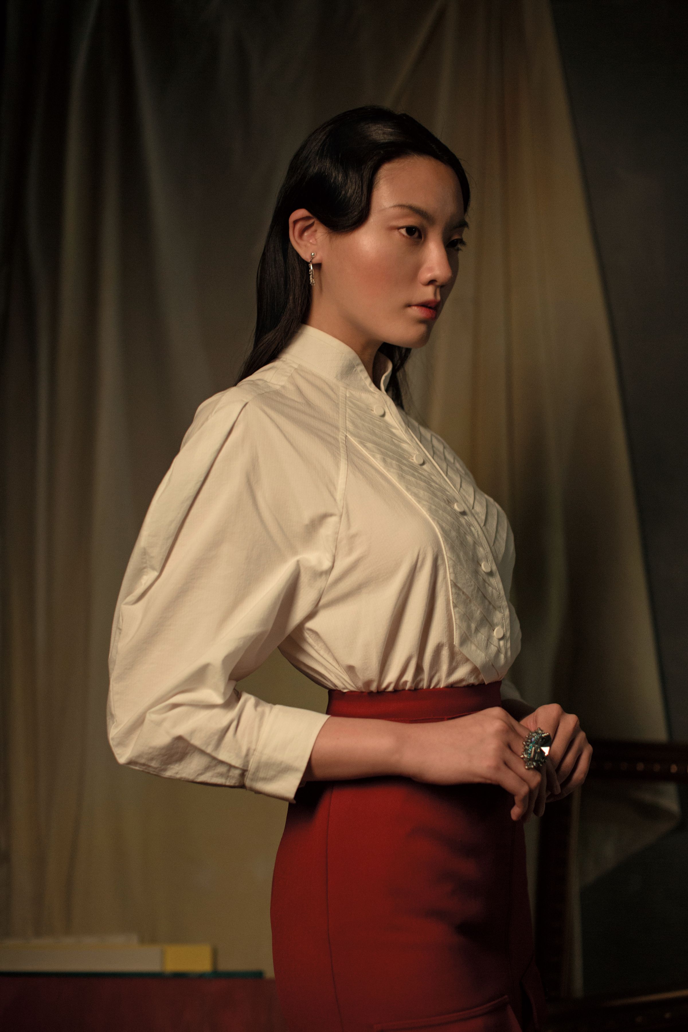 白色立領襯衫 NT$52,300 by Chloé／紅色窄裙 NT$42,700 by Chloé／Nice穿孔耳環 NT$4,990 by SWAROVSKI／Ice Crack戒指 NT$7,990 by SWAROVSK