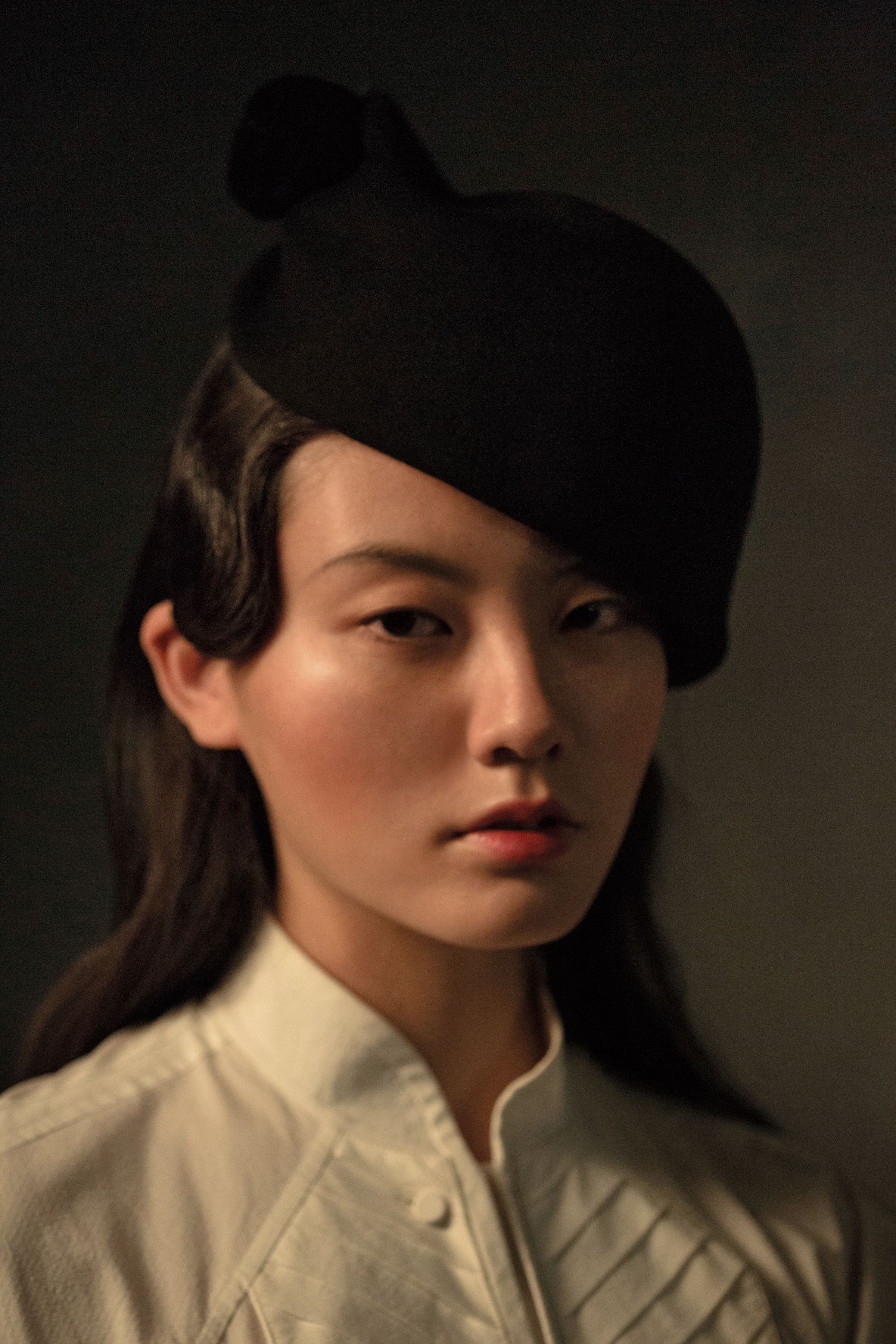 白色立領襯衫 NT$52,300 by Chloé／黑色復古帽 私物
