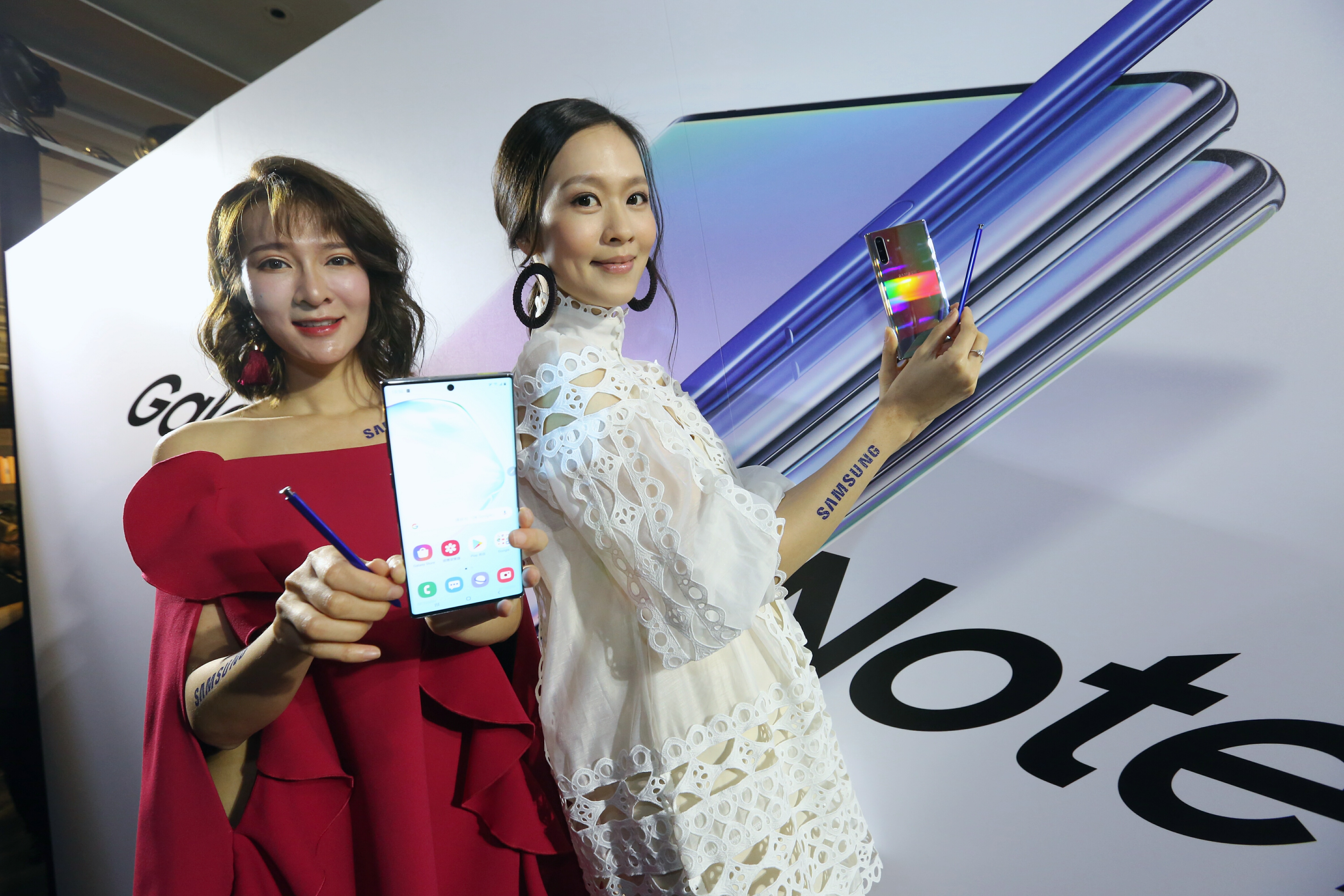 三星下半年新機皇Note 10正式亮相,首次推出6.3吋和6.8吋雙版本。