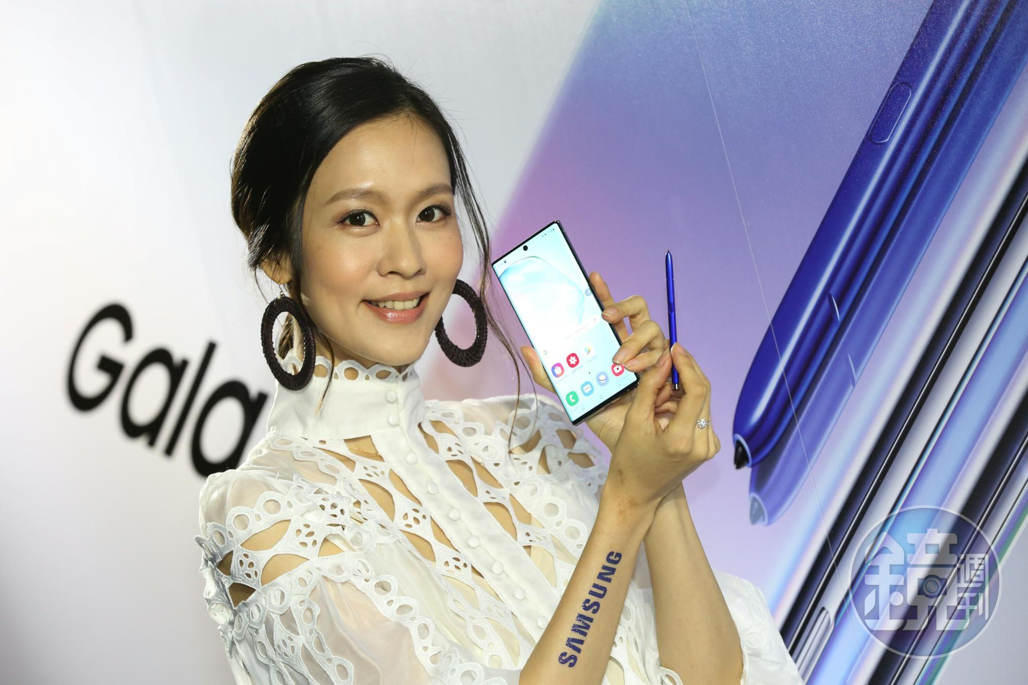 三星Note10最大亮點仍是招牌S Pen觸控筆,首度內建六軸感應器,支援更精細的手勢控制。
