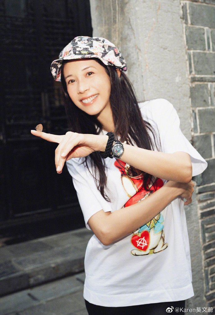莫文蔚抽空參觀李鴻章故居,有隻蝴蝶停留在她的食指上,她趕緊捕捉畫面。(莫家寶貝工作室提供)