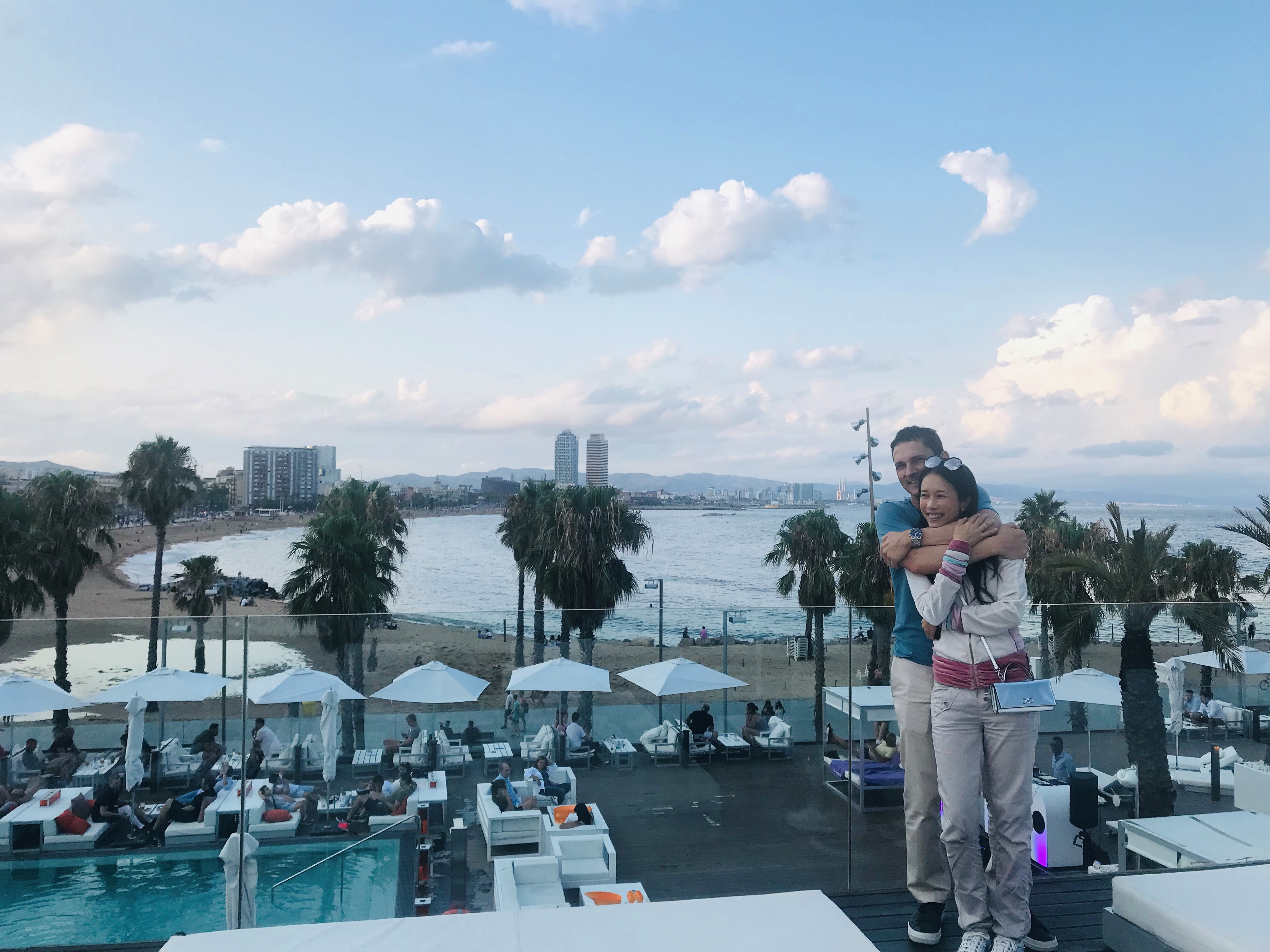 莫文蔚於七夕情人節，在微博PO一張與老公Johannes的合照。（莫家寶貝工作室提供）