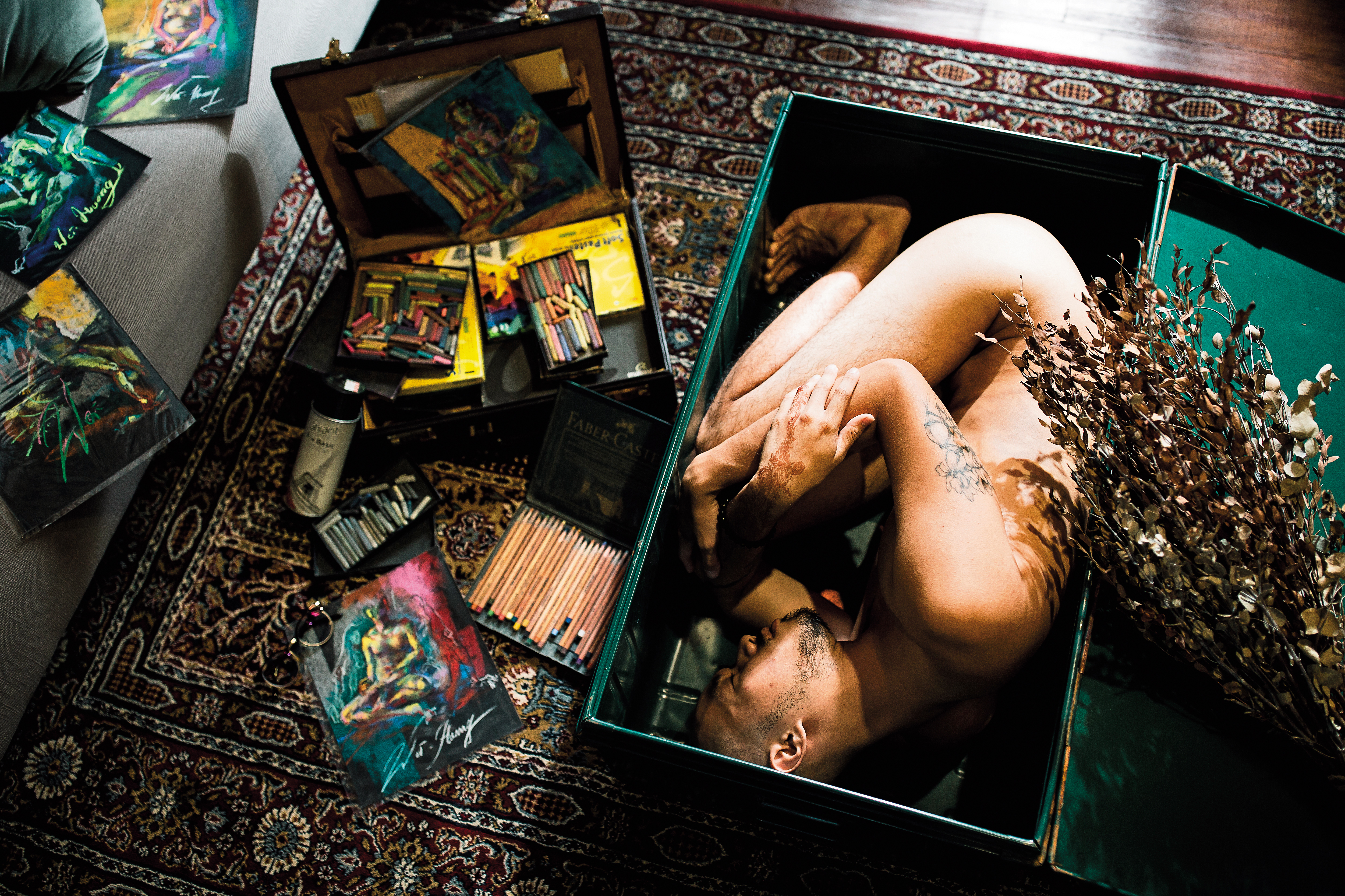 林瑋瑝脫了衣服，窩在自己的小小木箱裡。他說：「謝謝你們願意聽我講故事。」