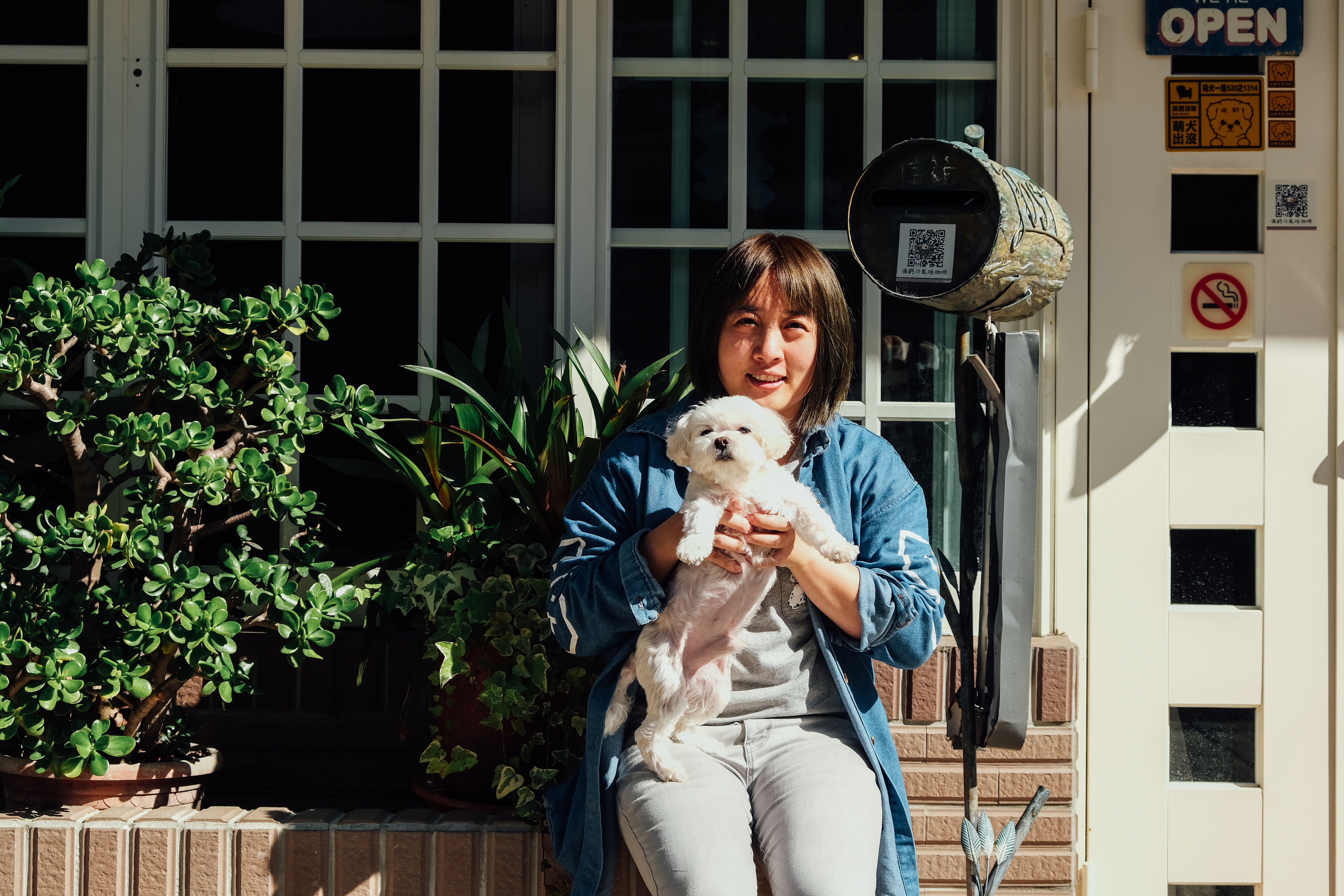 以愛狗偶鈣為咖啡館命名，Iwan是位愛狗人士。