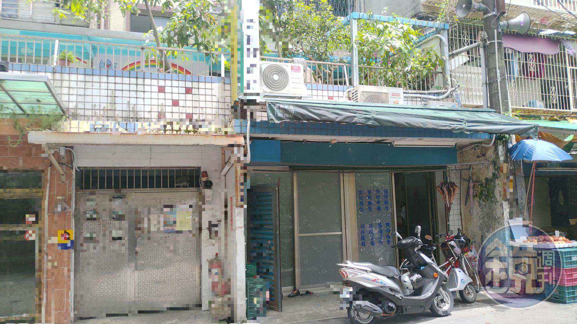 呂姓老婦在家中睡覺疑遭倒下組合衣架砸傷，再被大量掉落衣服掩蓋悶死。（記者孫曜樟攝）