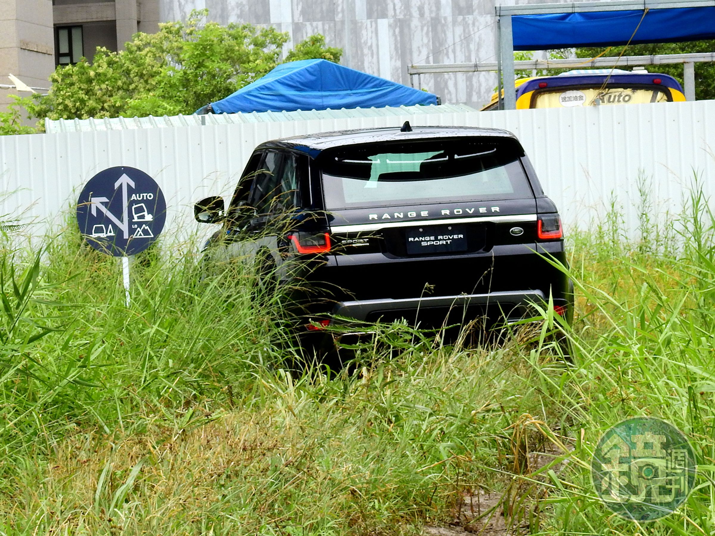 越野基本彎：Land Rover車款均擁有一定的越野基本條件：進入角、穿越角、離開角，搭配Terrain Response™ 全地形反應系統，能輕鬆跨越小山丘及泥道彎，展現Land Rover細膩且優雅的越野實力。