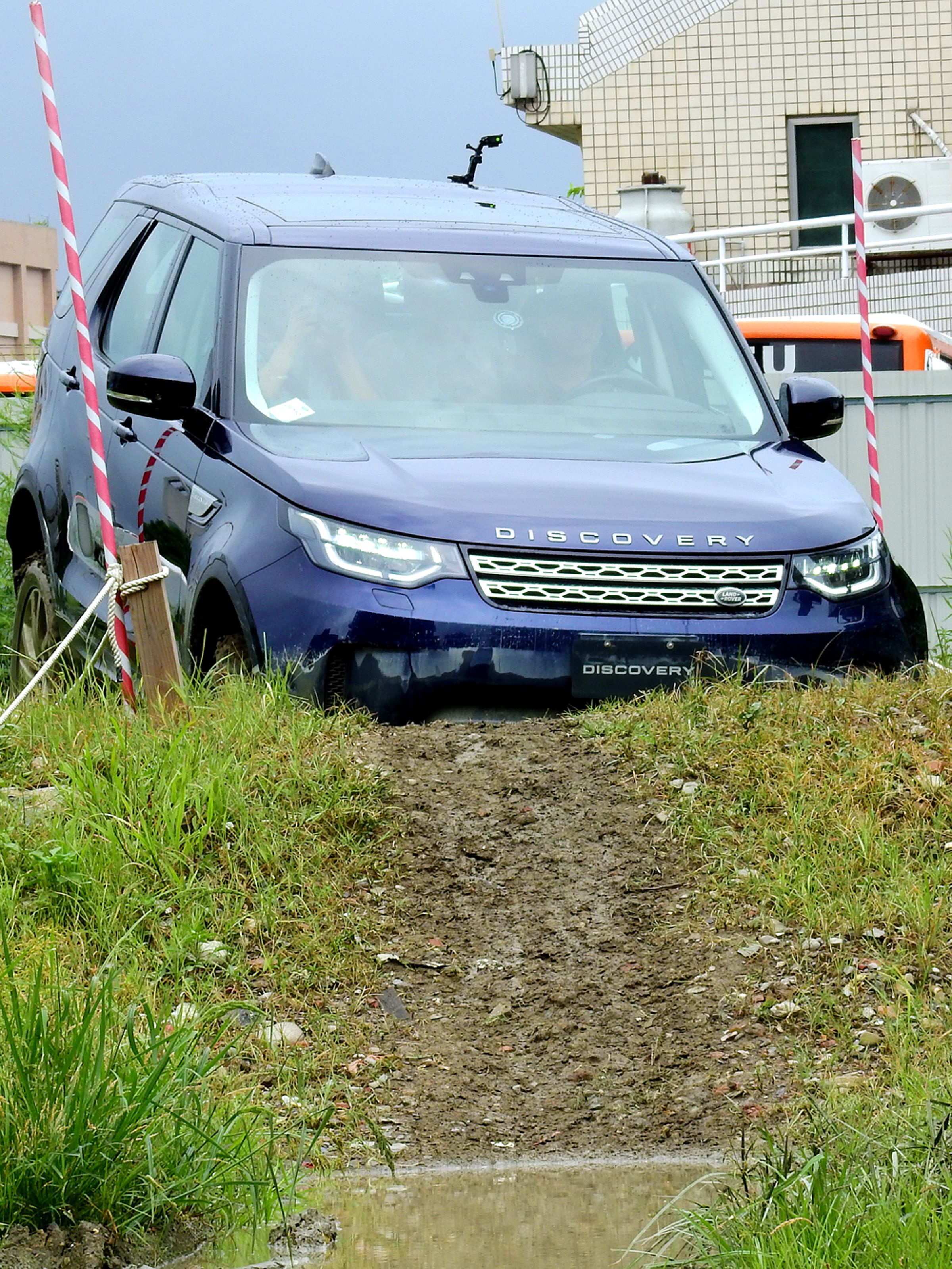 高低差地形：以Land Rover獨步全球的四輪傳動系統、循跡控制系統，部份車款透過加力檔扭力放大功能及氣壓懸吊系統作動反應，充份展現面對高低差地形對角輪懸空時的越野實力與車身剛性。