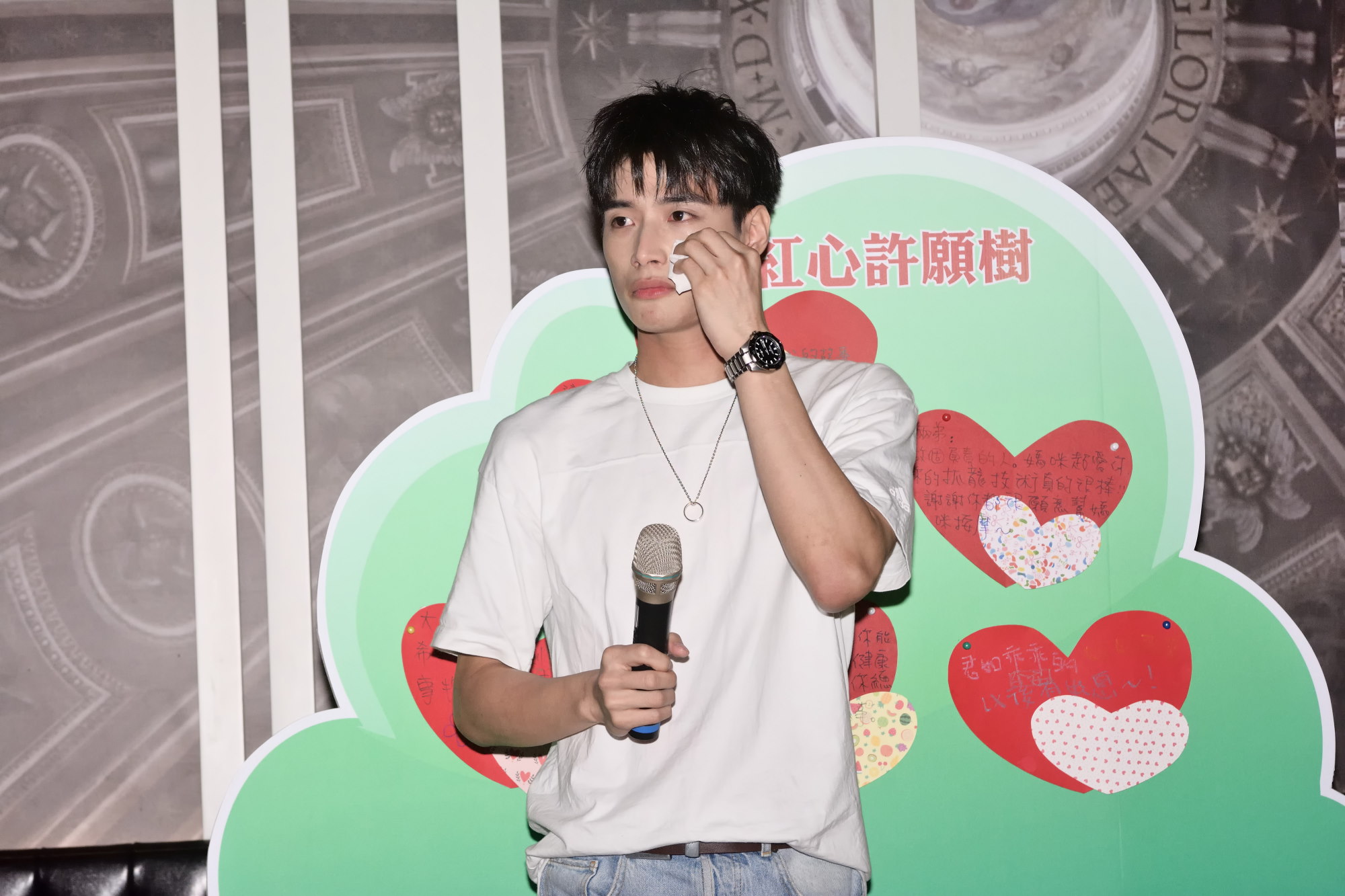 男星陳彥名父親節出席公益活動，想到和爸爸的衝突忍不住哭了。（紅心字會提供）