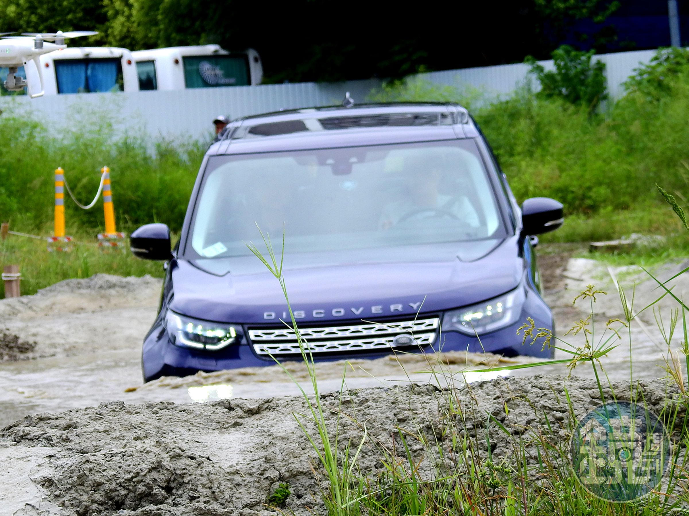 涉水關卡：Land Rover獨家蚌殼式引擎蓋及進氣系統設計，讓旗下車款擁有最高900mm涉水實力，有助於穿越溪流、淺灘或淹水地形。