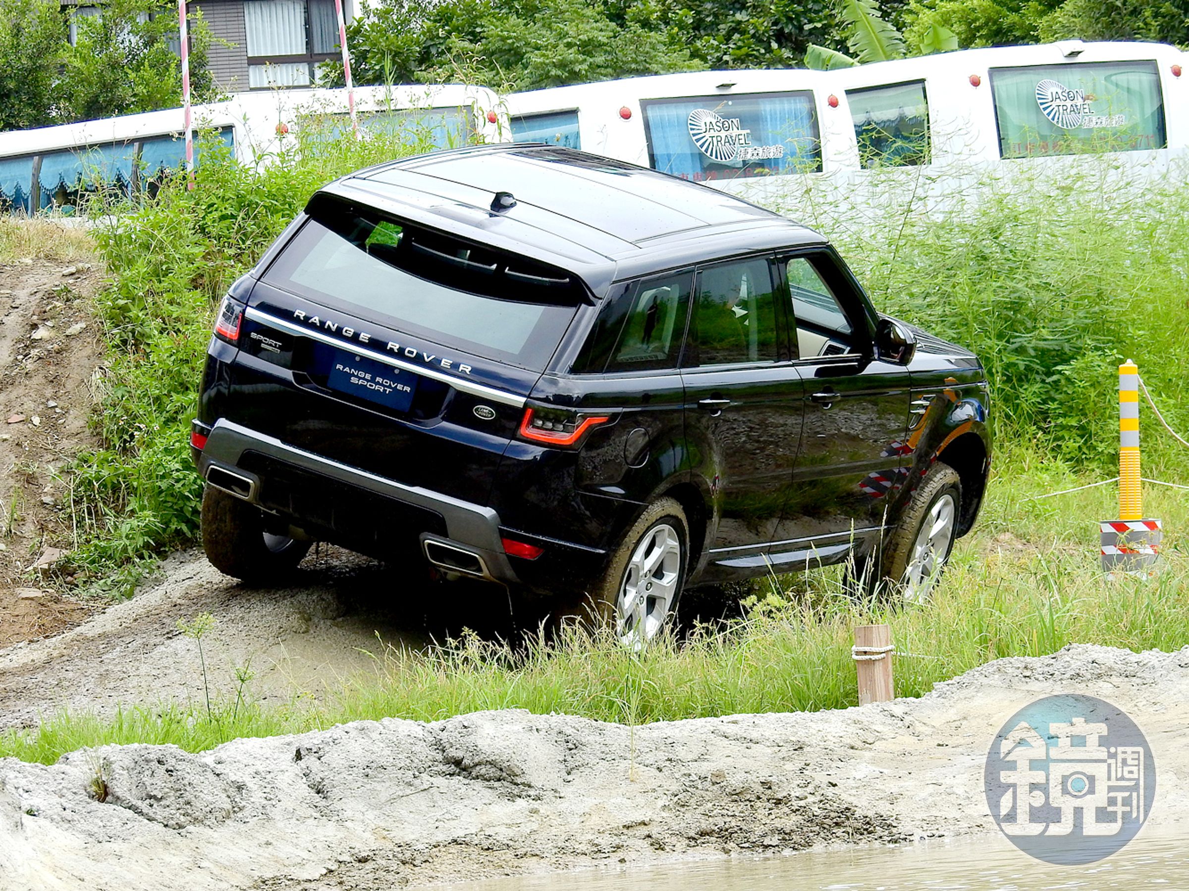 50度側傾坡：Land Rover 單體式車體採用輕量化高強度鋁合金或鋼材，強度高且重量輕，車身剛性及整體配重佳。部份車款採用雙A臂懸吊結構，有助於越野時產生最佳輪胎貼地性；而氣壓懸吊具車身水平調整功能，有效吸收部份車身傾斜角度，能輕鬆駕馭大角度側傾地形。