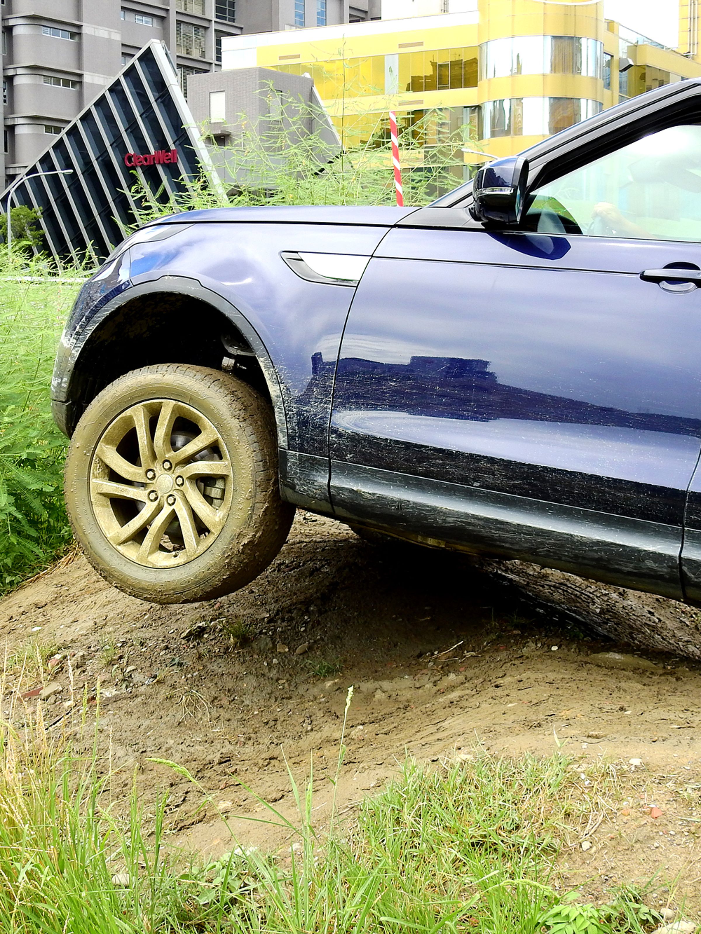 M型坡：Land Rover 70多年來持續專注於Off-road研發，以紮實越野實力打造純正SUV，並且備有優異的進入角、穿越角、離開角容納範圍，輕鬆穿越連續坡度地形。