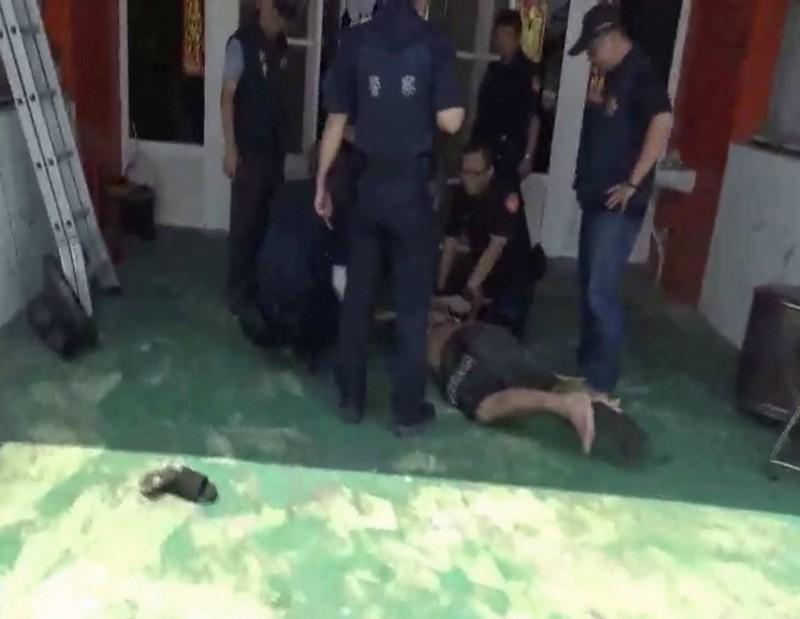 芳苑警方開槍制伏持刀男子,影片曝光,引發是否違反偵查不公開疑慮,警署將於明天各縣市警局視訊會議中提出檢討。(警方提供)