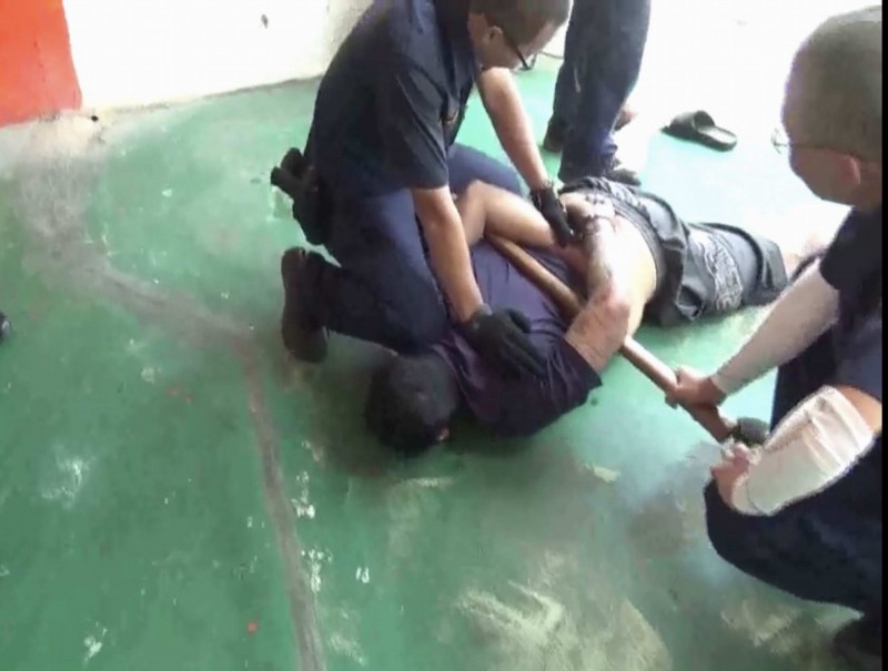 男子持刀侵入民宅洗劫財物，被趕來的員警開槍制伏。（警方提供）