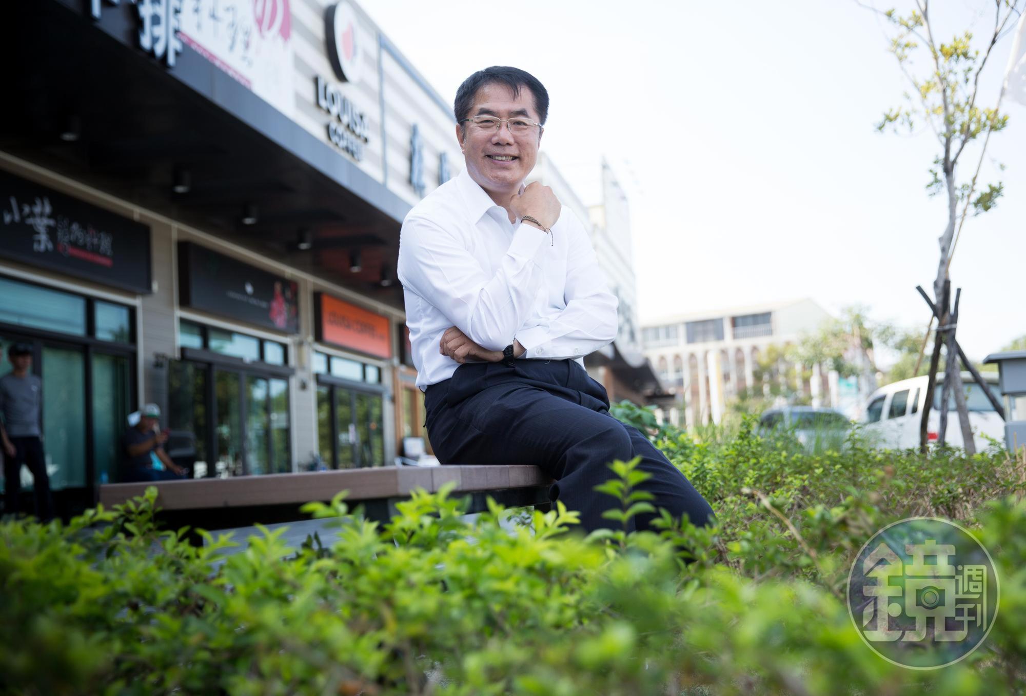 台南市長黃偉哲很愛狗,多年來都有養狗狗,近期又領養了浪浪黑妞。