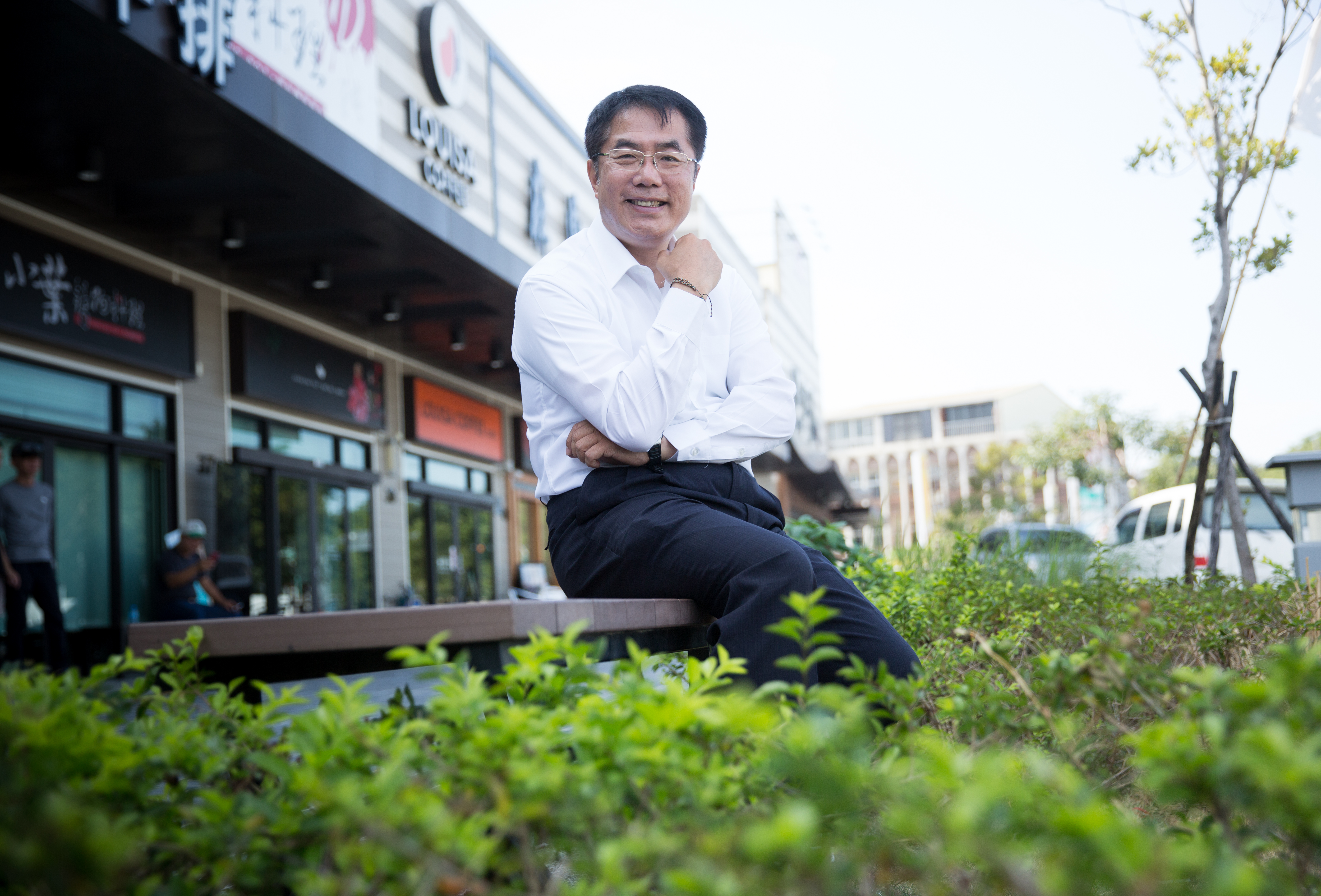 台南市長黃偉哲很愛狗，多年來都有養狗狗，近期又領養了浪浪黑妞。