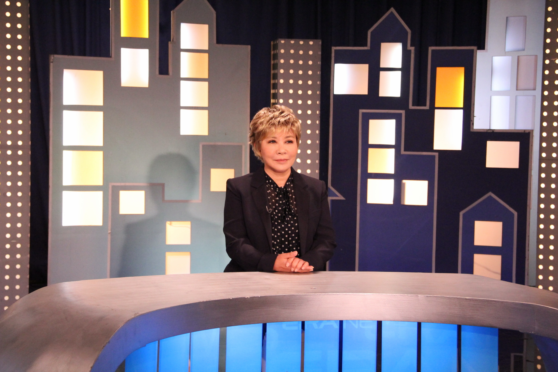 黃小琥為好友鄭怡（Eyonne）跨刀，首度變身主播。（阿爾發音樂提供）