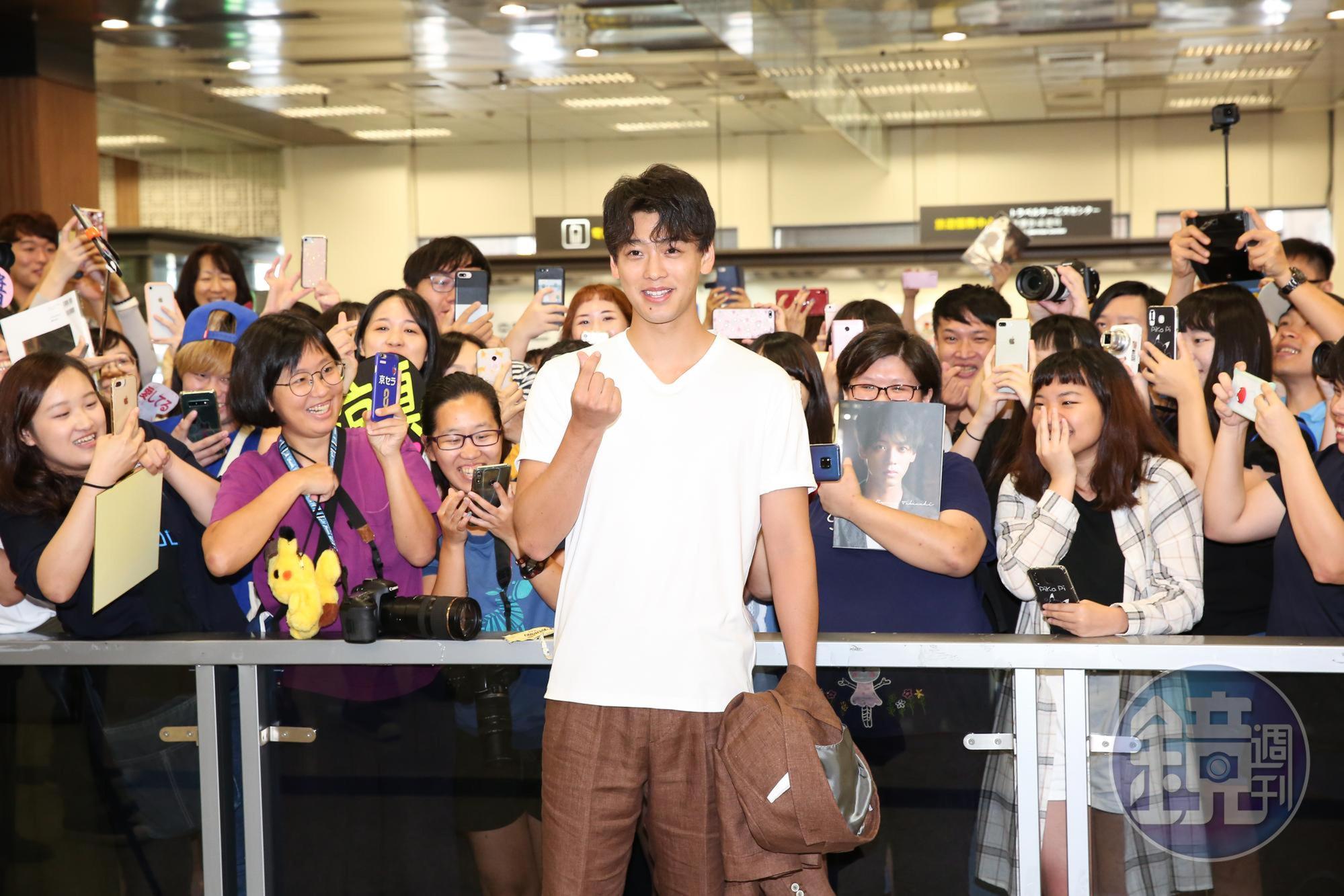 竹內涼真今（8日）抵達松山機場，受到上百位粉絲歡迎，開心合照。