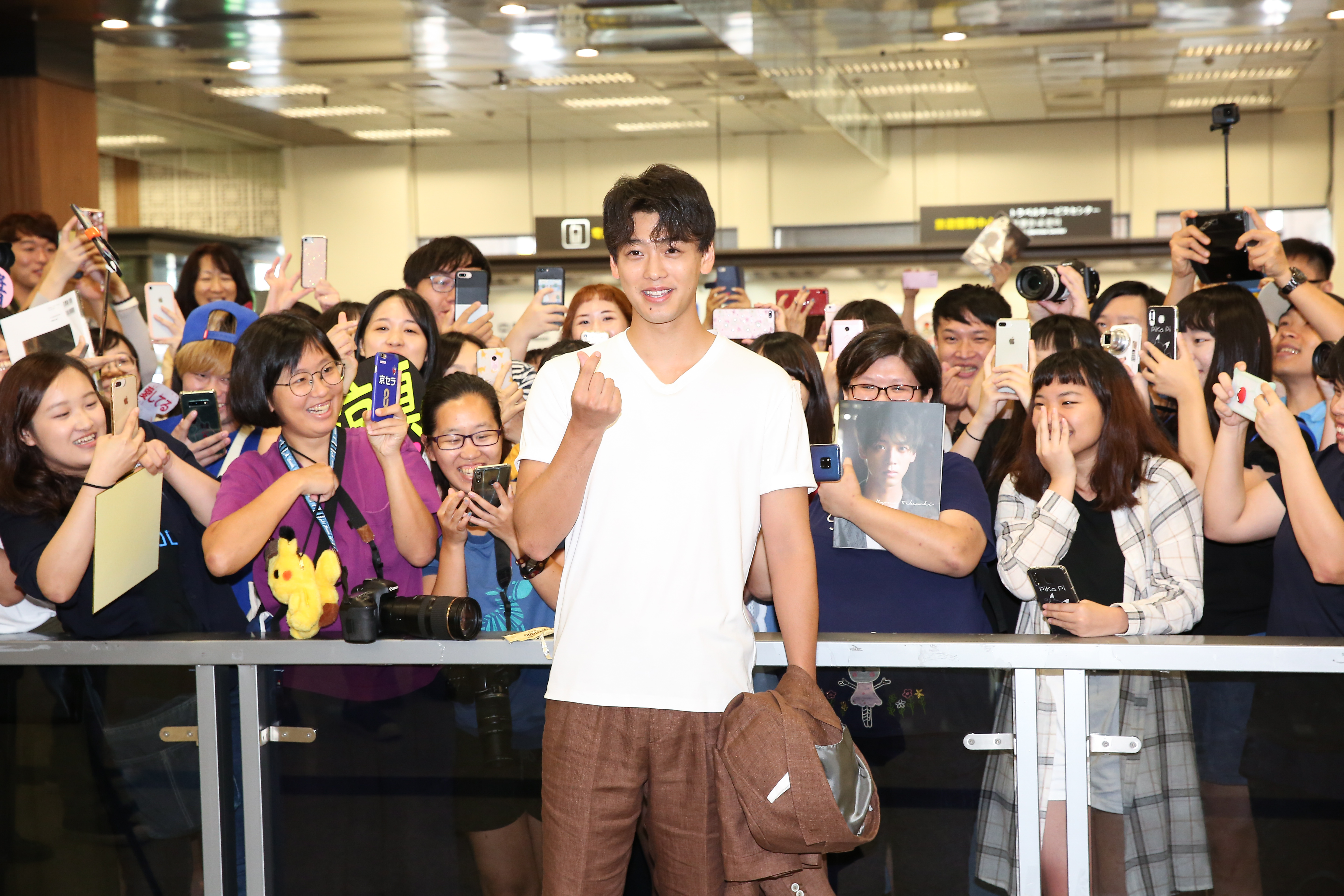竹內涼真今（8日）抵達松山機場，受到上百位粉絲歡迎，開心合照。
