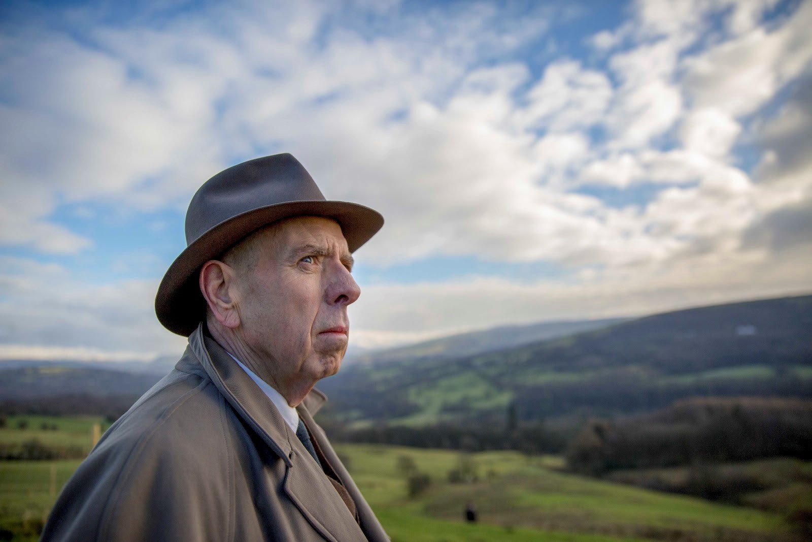 坎城影帝提摩西司伯在電影《洛瑞&火柴男人》飾演名畫家L.S. 洛瑞。(天馬行空提供)