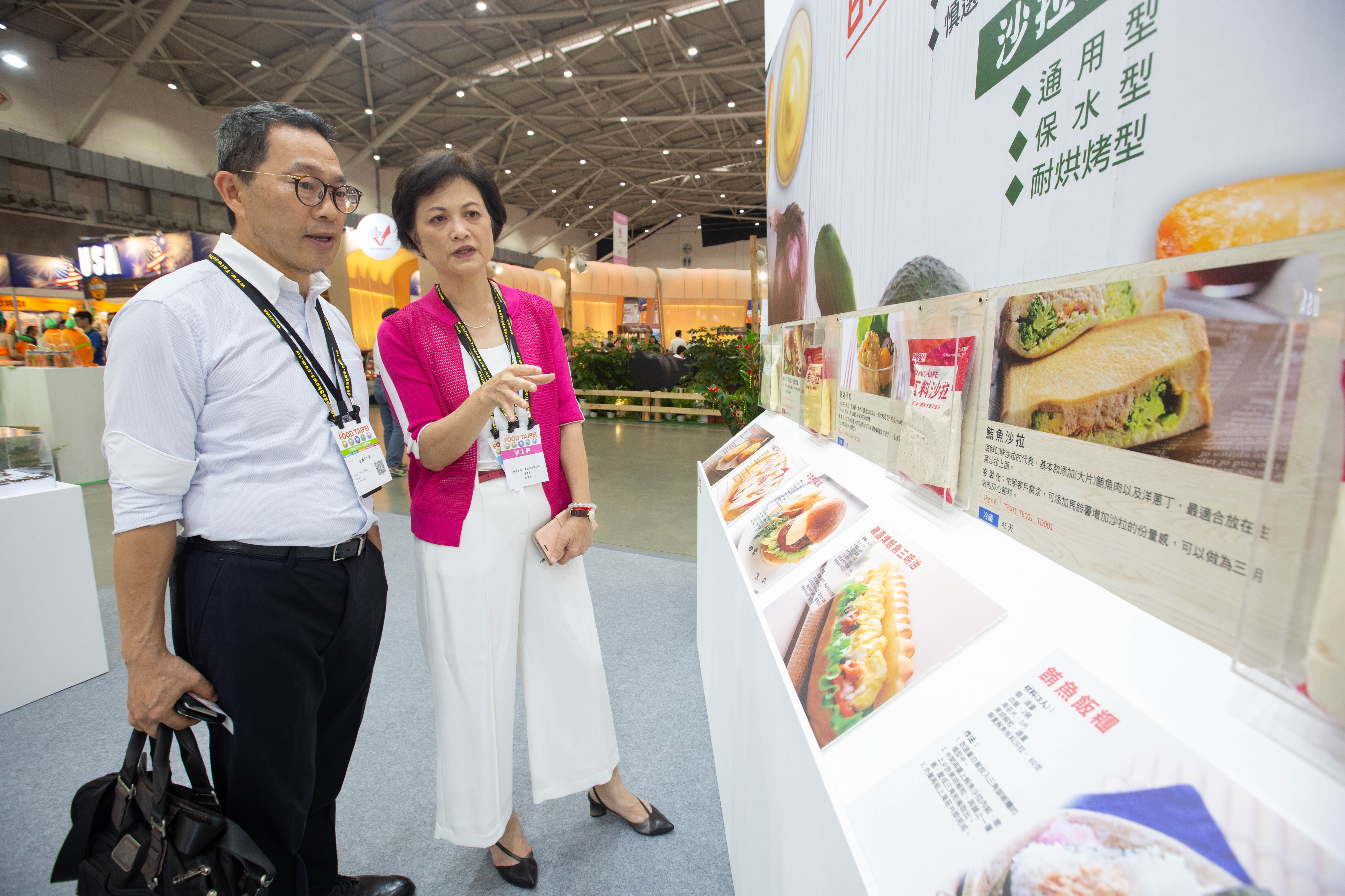 今年食品展林慧美（右）強推有料沙拉，提供餐飲業者更方便、快速使用的半成品。