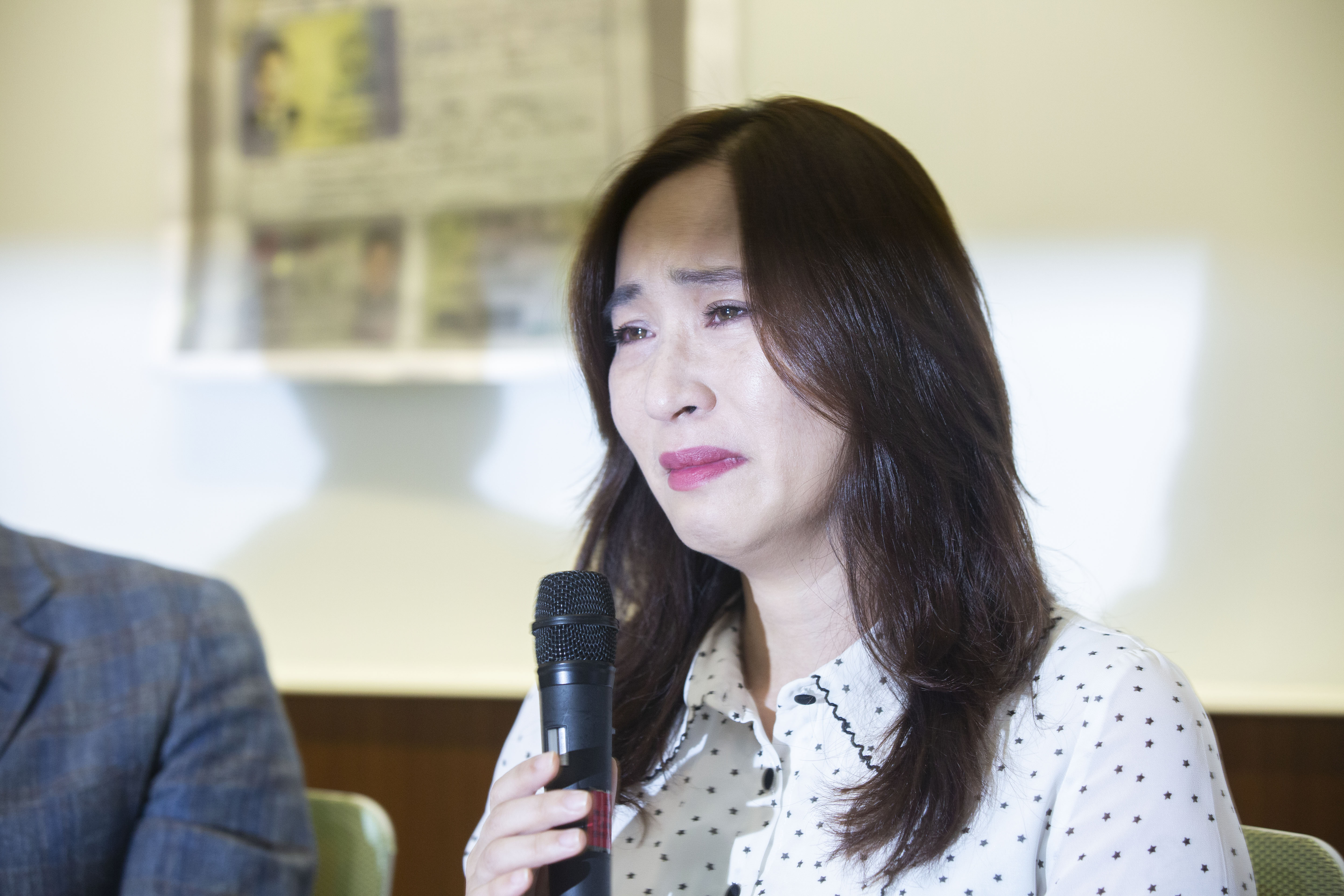 時代力量立委高潞以用在記者會上鞠躬道歉，還一度淚灑會場。