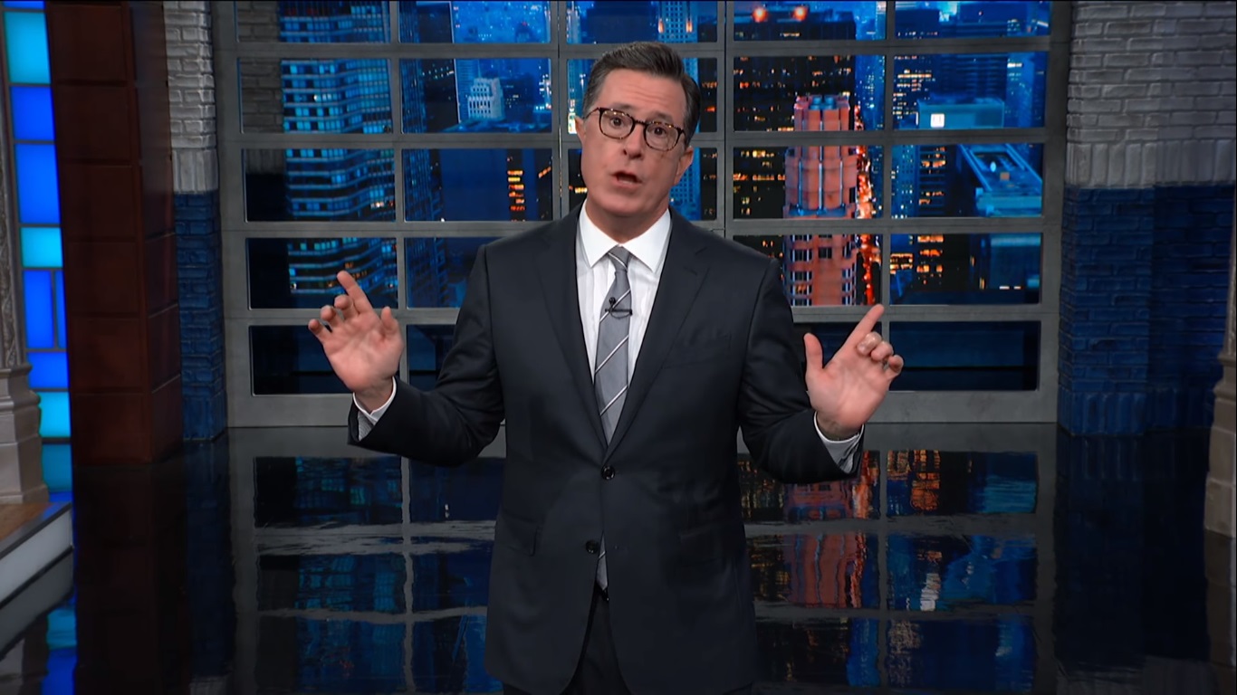 史蒂芬‧科貝爾模仿川普說話。（翻攝《史蒂芬·科貝爾夜間秀》YouTube）