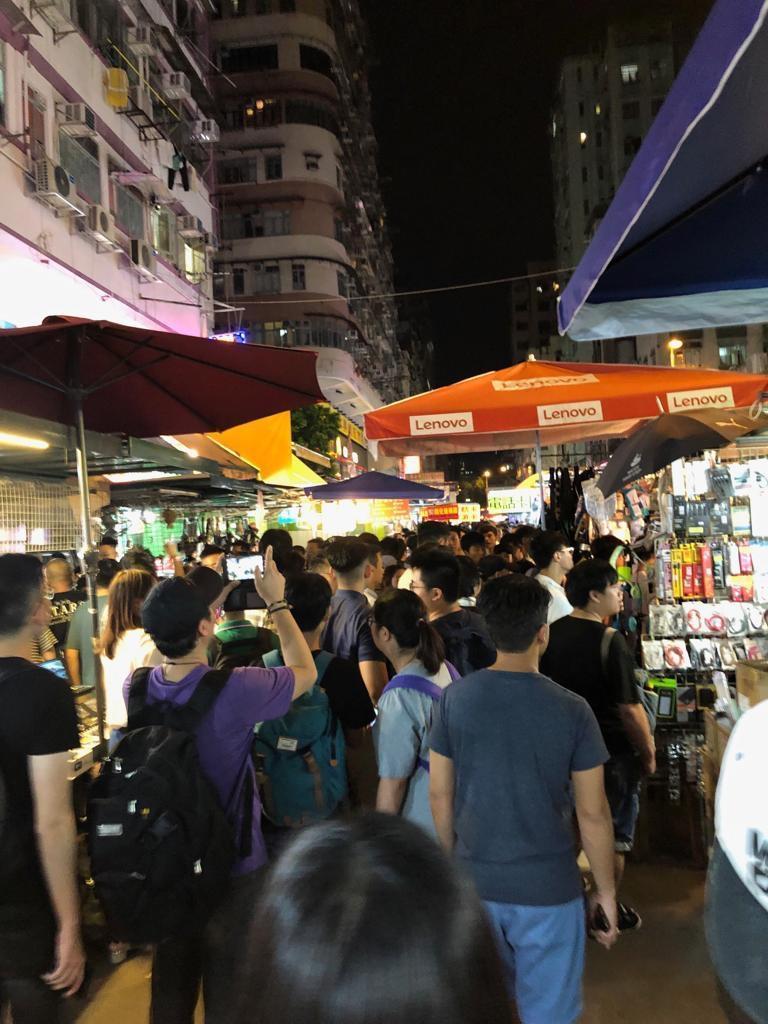 不理警察反對,鴨寮街照樣擺賣觀星雷射筆,民眾排隊購買。