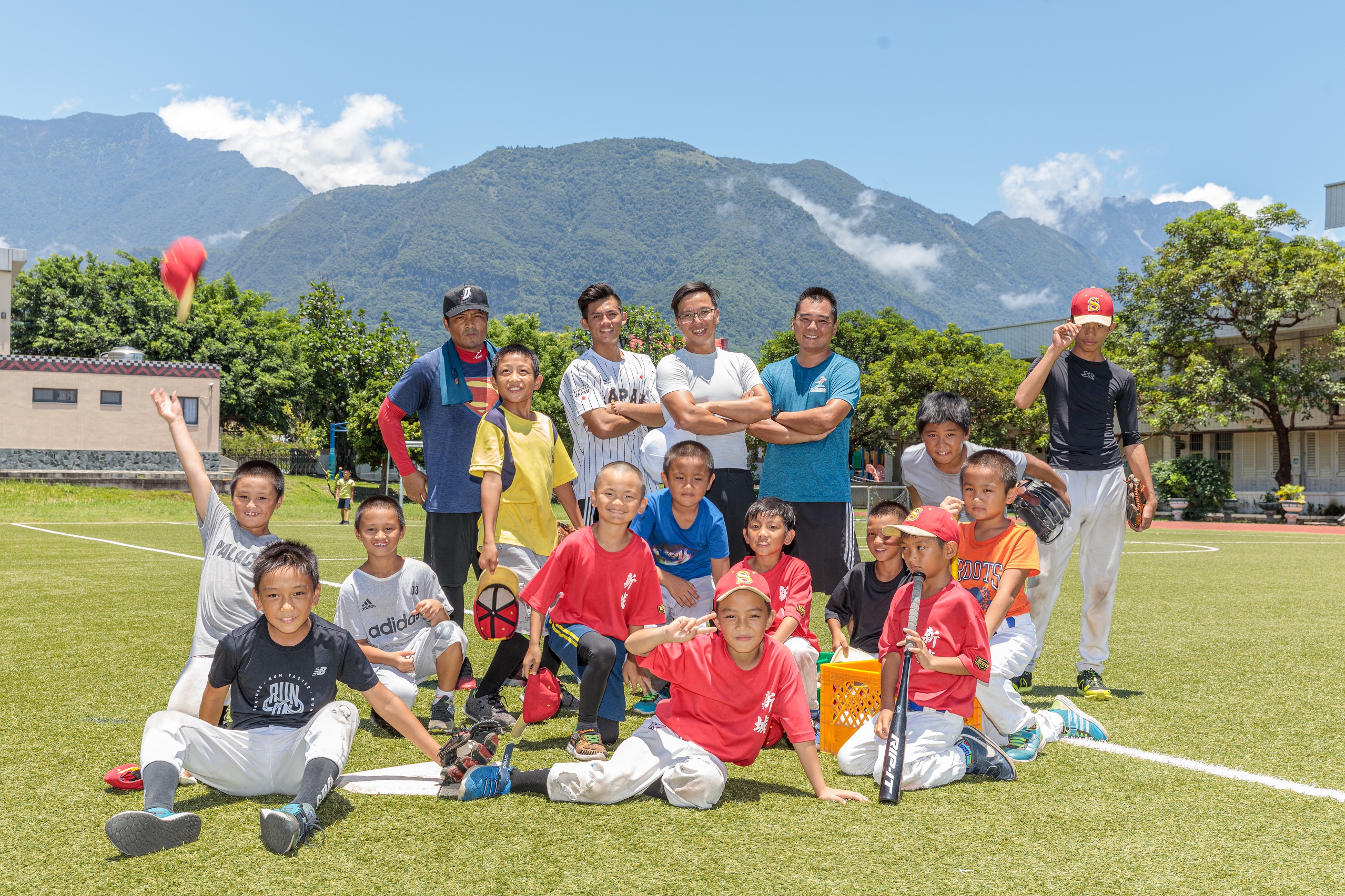 花蓮新城國小棒球隊在多位教練幫助下,讓小朋友的棒球夢開始萌芽。