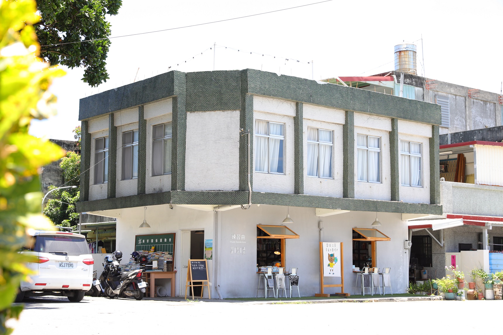 胡文偉租下一棟老建築改為「練習曲書店」。