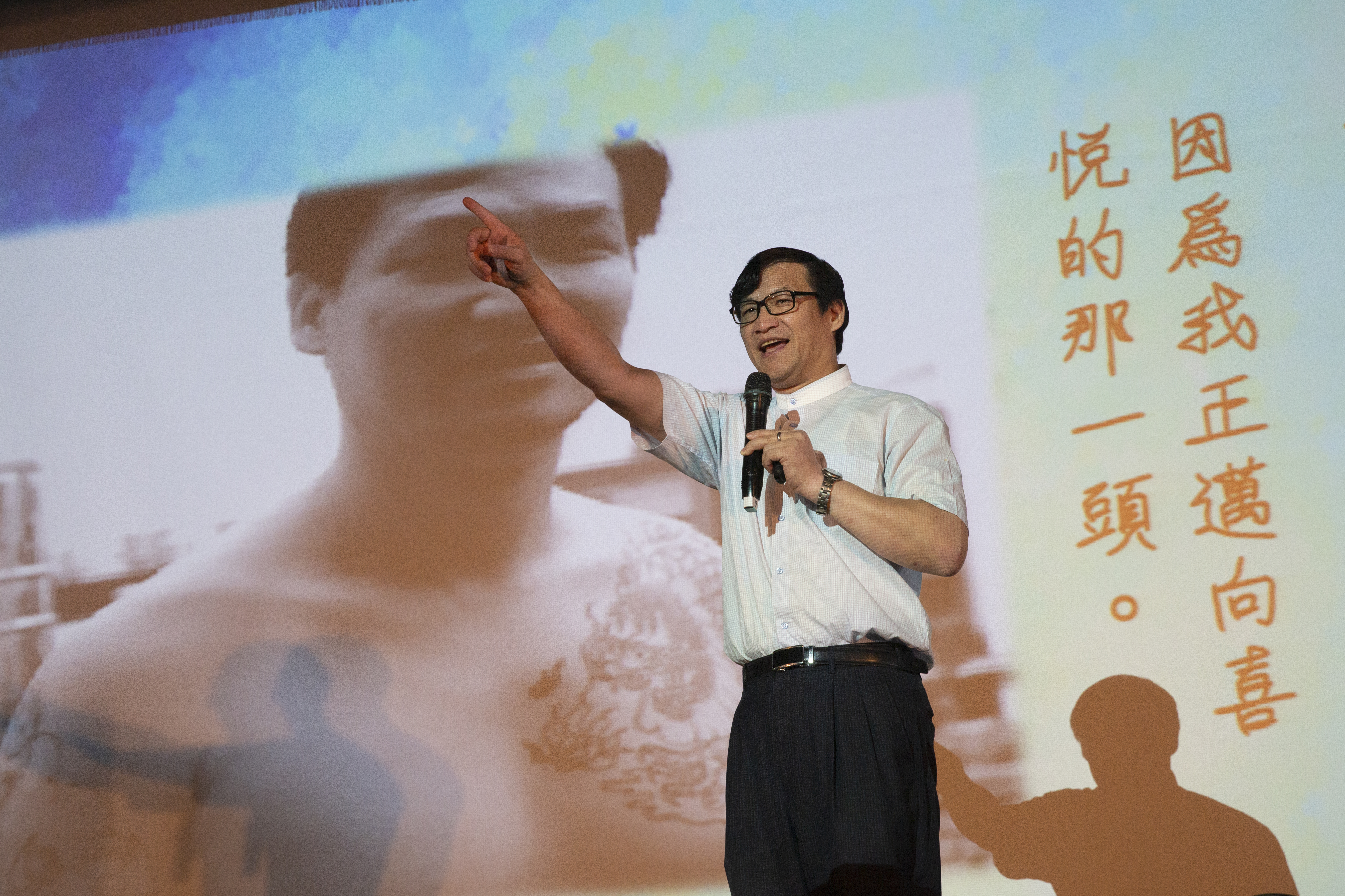 牧師張進益從國中就開始跟著哥哥混黑道，身上有大片刺青。