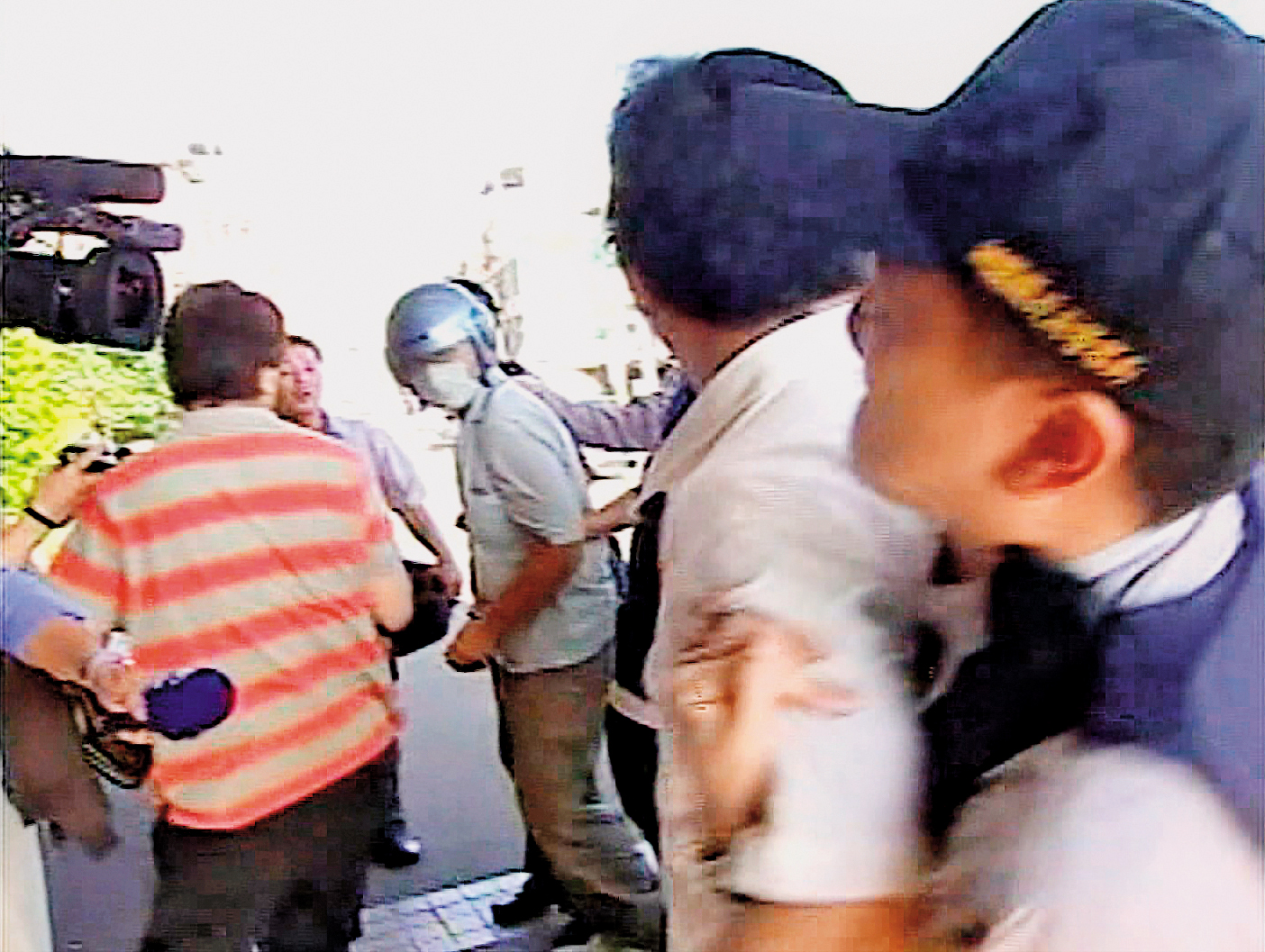 陳志仁等2人被移送時，遭死者家屬氣憤追打。（東森新聞提供）