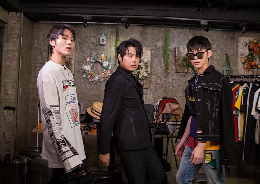 《YOU LIVE！佑見微時尚！》這次邀請到最歡樂的這群人中雙胞胎兄弟展榮展瑞蒞臨現場，大聊「機場時尚」主題。（YOU LIVE！佑見微時尚！）