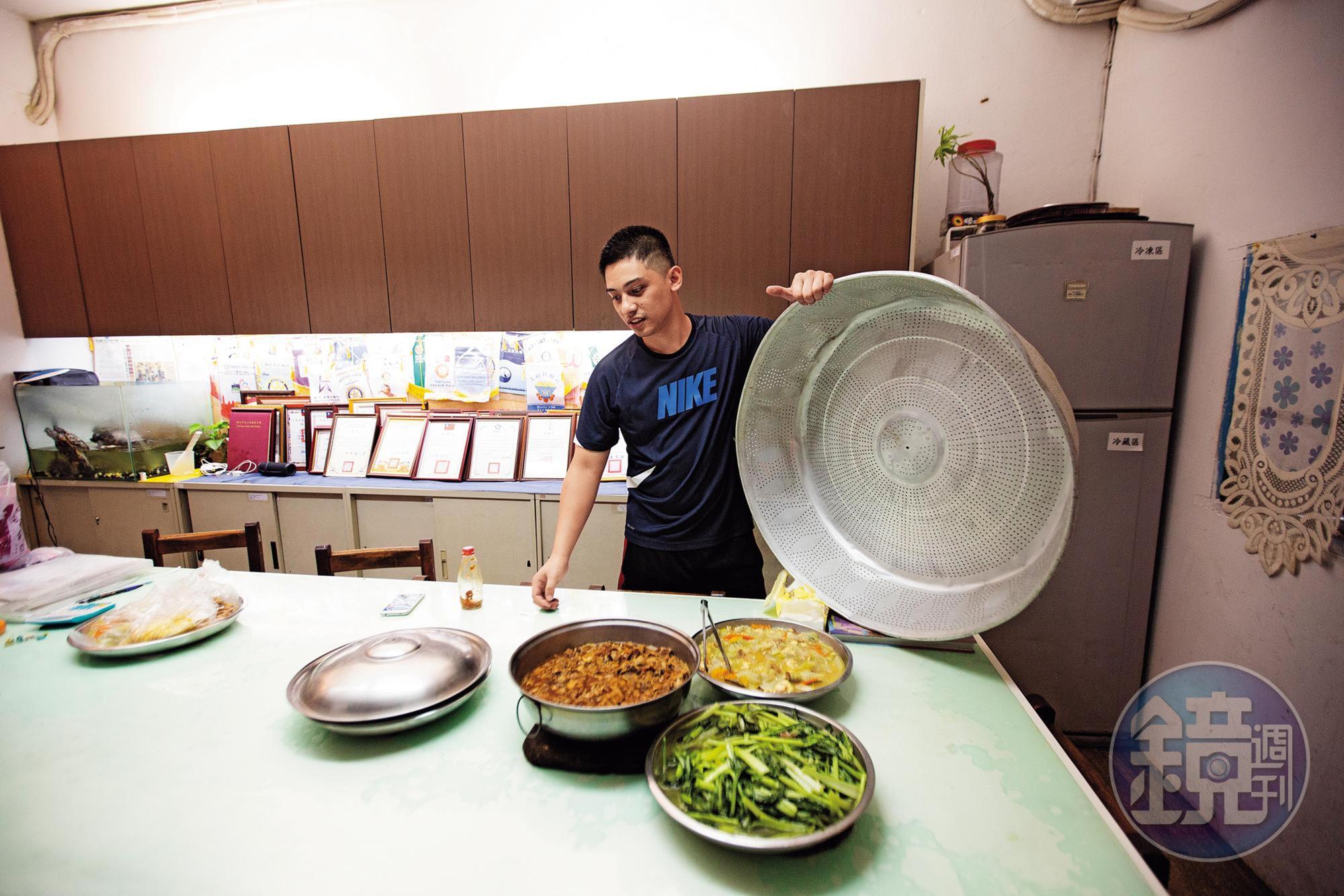 大改樂團共同生活在少年之家,彼此互相照顧。吳聖凱會替30人煮大鍋飯。