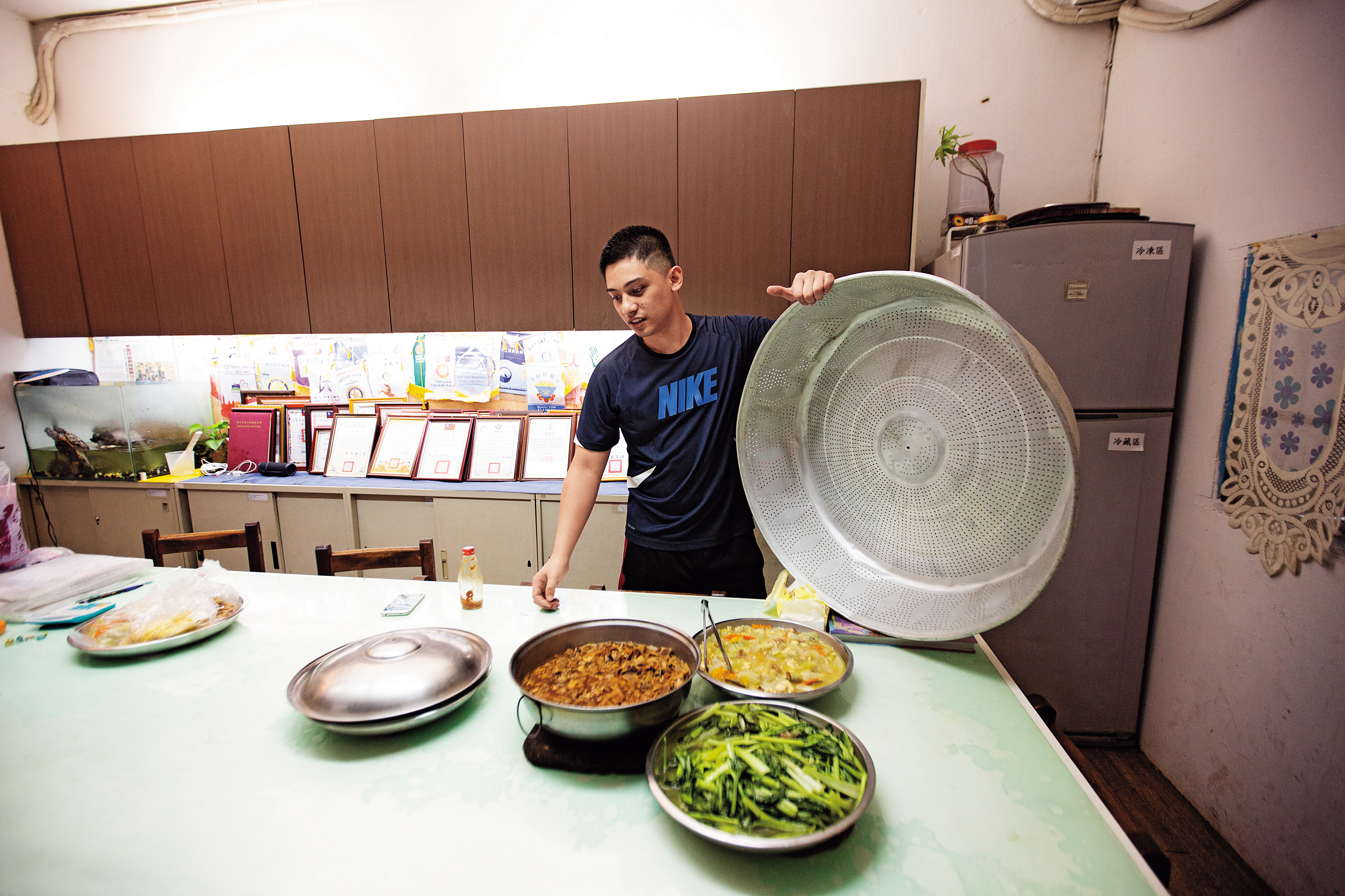 大改樂團共同生活在少年之家,彼此互相照顧。吳聖凱會替30人煮大鍋飯。