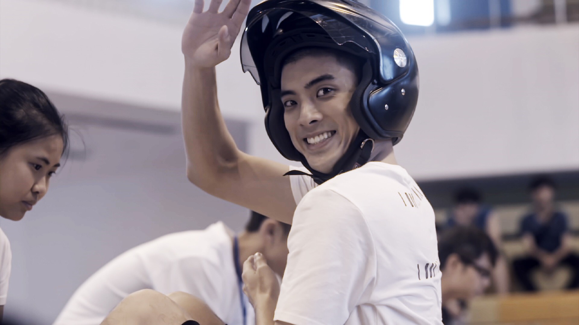 林哲熹在《遺失的1/2》中以逗趣、輕鬆即興跳脫劇本的方式演出「撩妹」橋段。（衛視中文台提供）