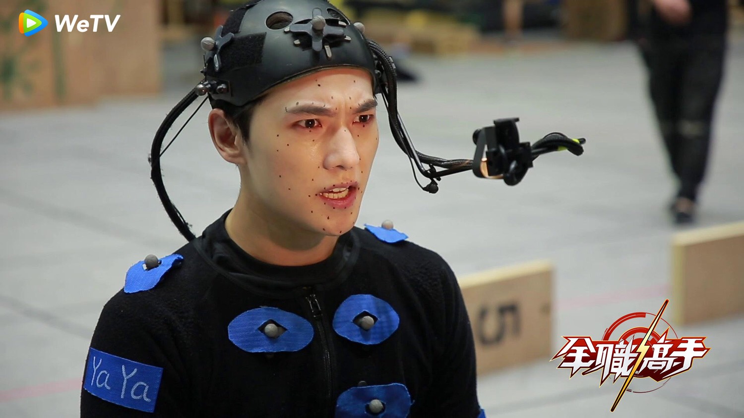 為達特效效果，楊洋需要在臉上貼滿各式圓點。（WeTV提供）