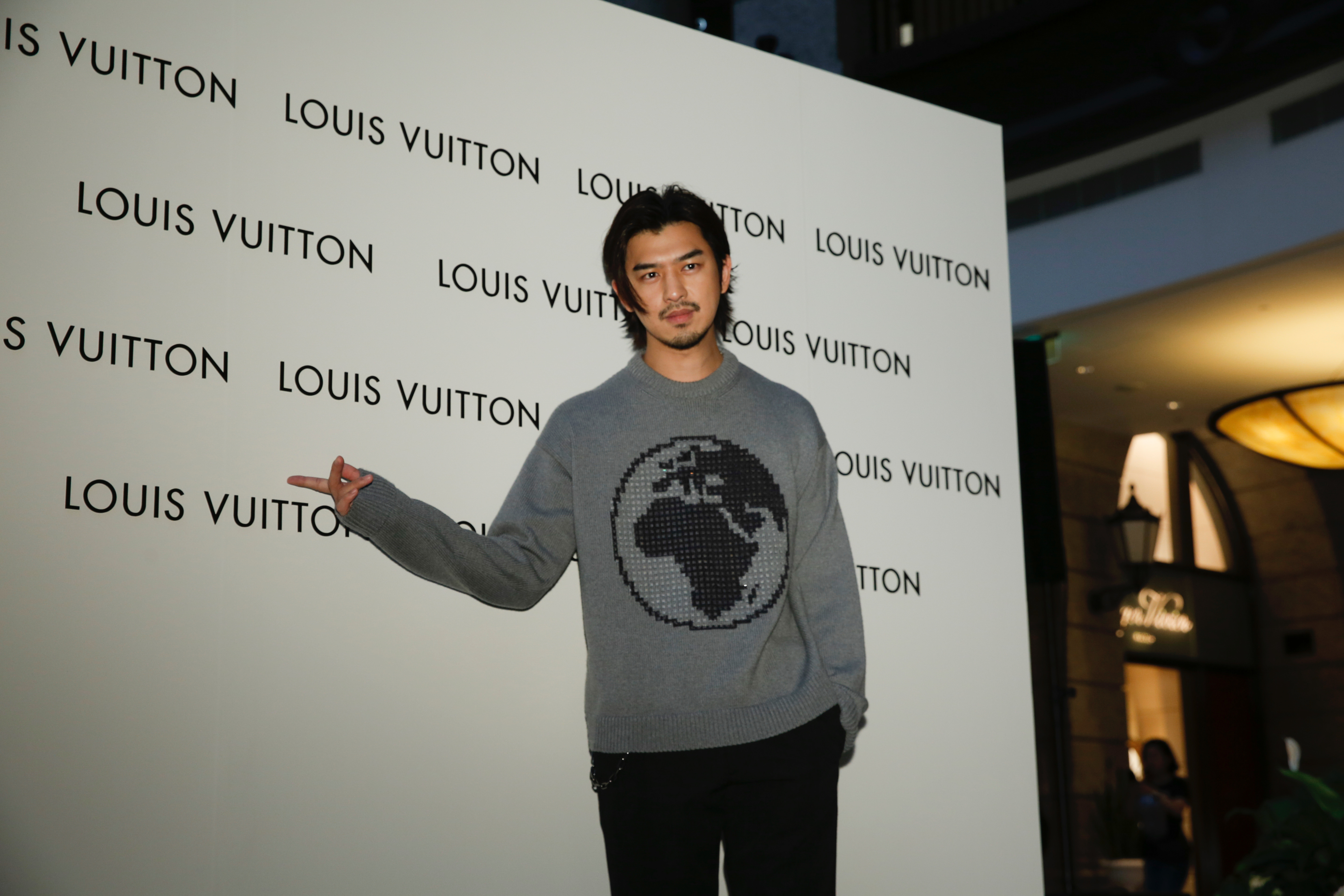 陳柏霖穿著地球裝飾嵌花圓領衫，笑說自己跟自己撞衫。地球裝飾嵌花圓領衫 NT$182,000，全新修身長褲 NT$36,900。