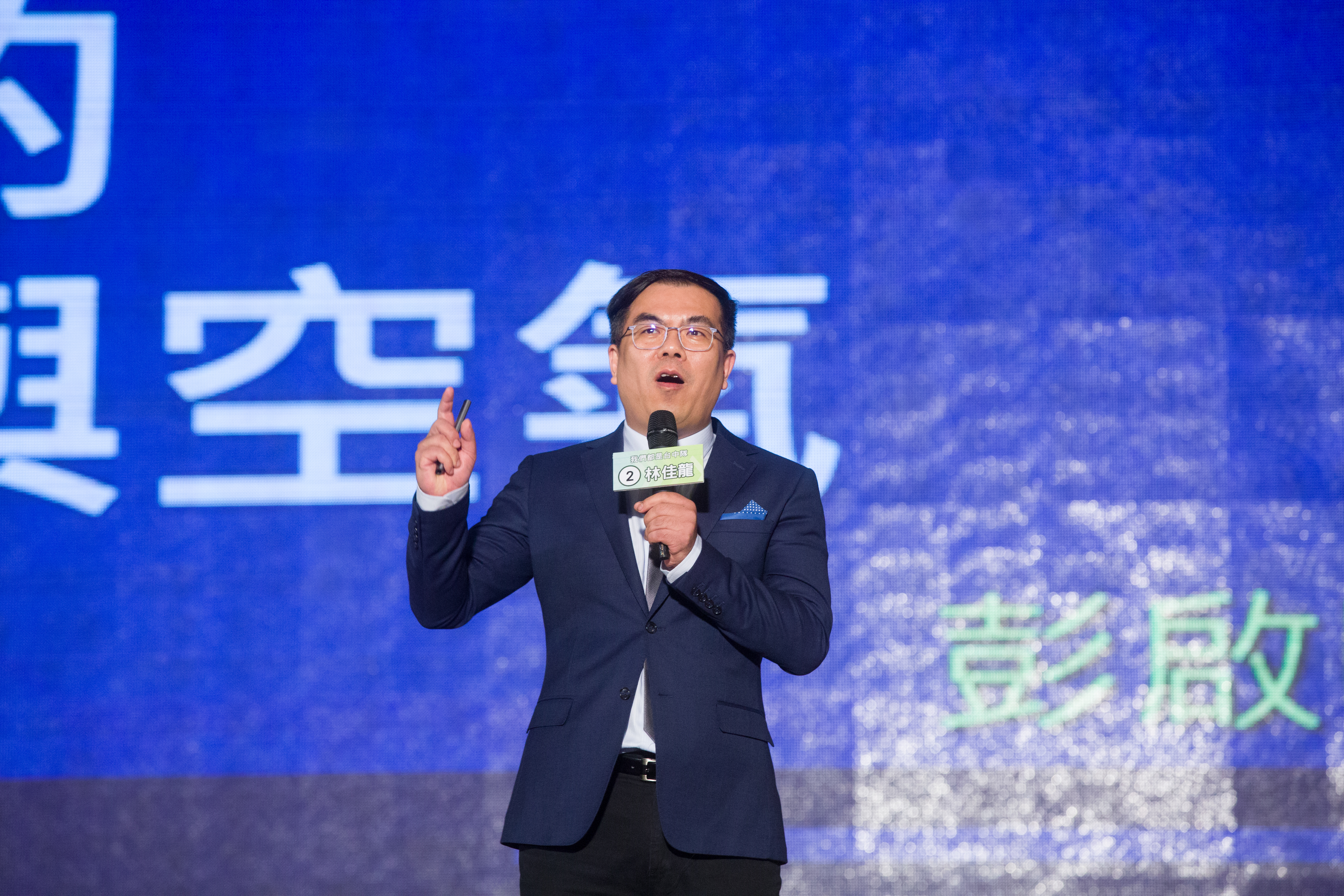 彭啟明認為颱風假在凌晨到清晨做決策會較好，但民眾習慣越早越好，這很兩難。