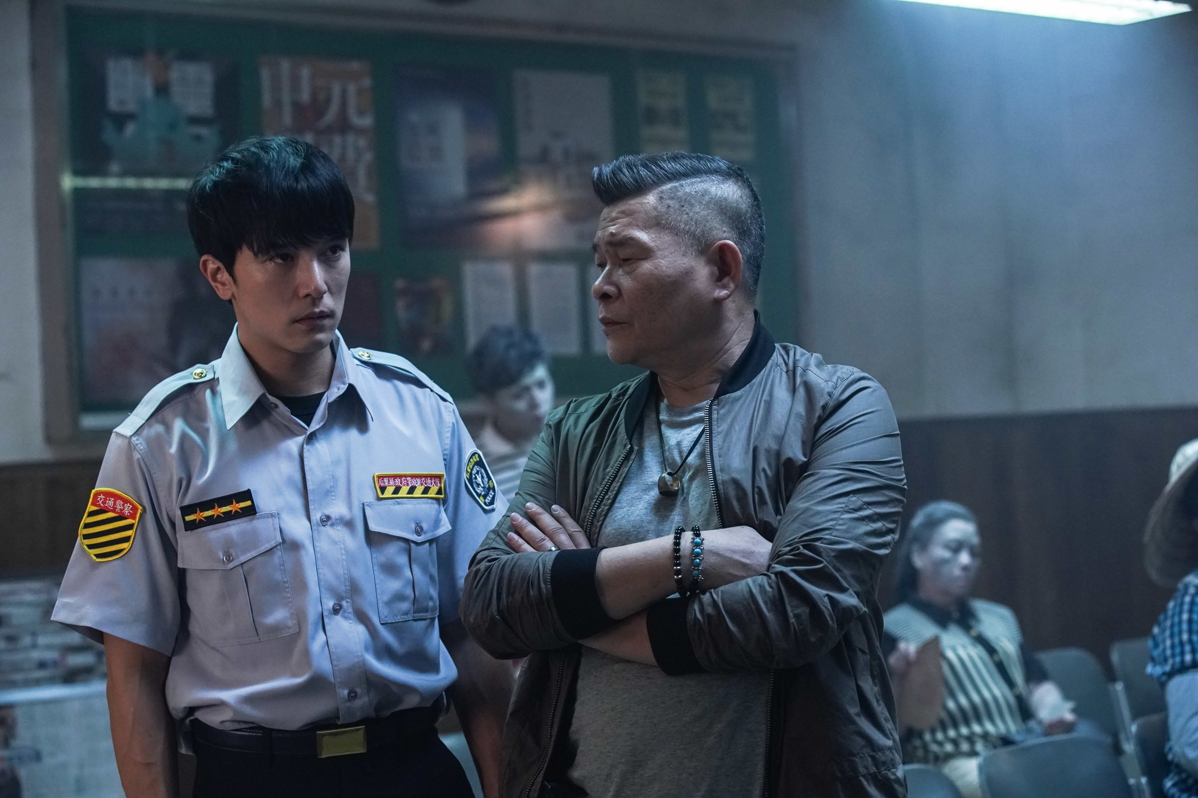 邱澤飾演菜鳥警察，被老鳥澎恰恰找到地下去辦案。（甲上提供）