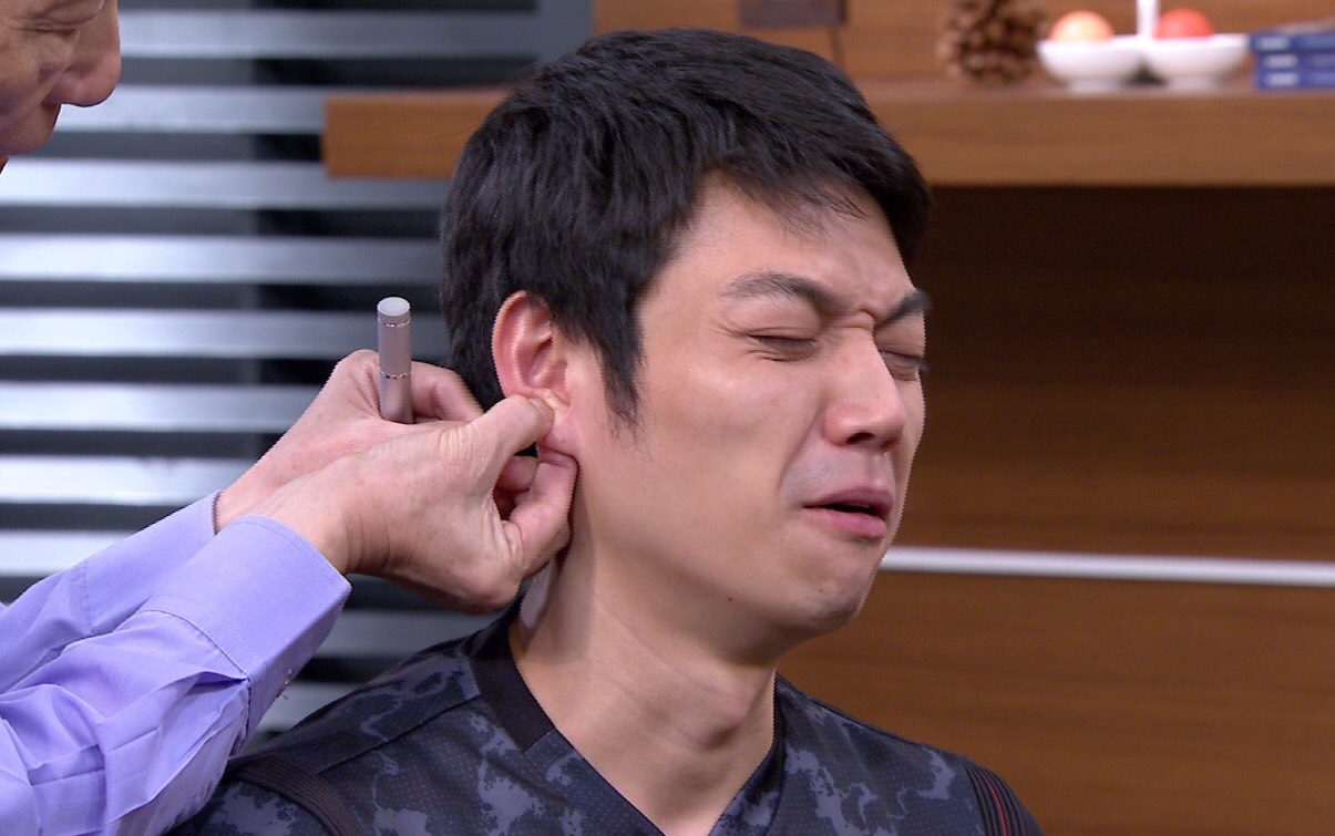 李沛勳被刺激耳穴時表情苦澀。（年代提供）