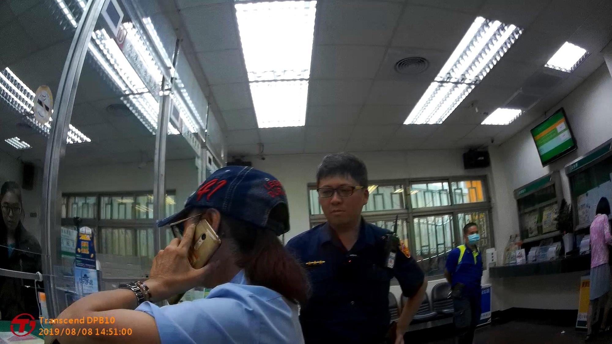 高市一名女子要匯款給未見面過的「香港男友」，警方出面勸阻拆穿騙局。（翻攝照片）