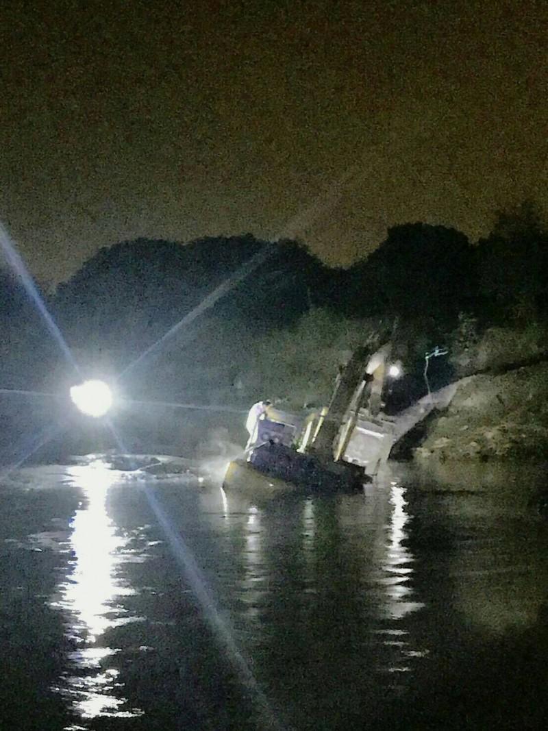 挖土機駕駛遇警查緝企圖駕駛挖土機過河逃逸,卻連人帶挖土機掉落自己挖的水窪裡動彈不得。