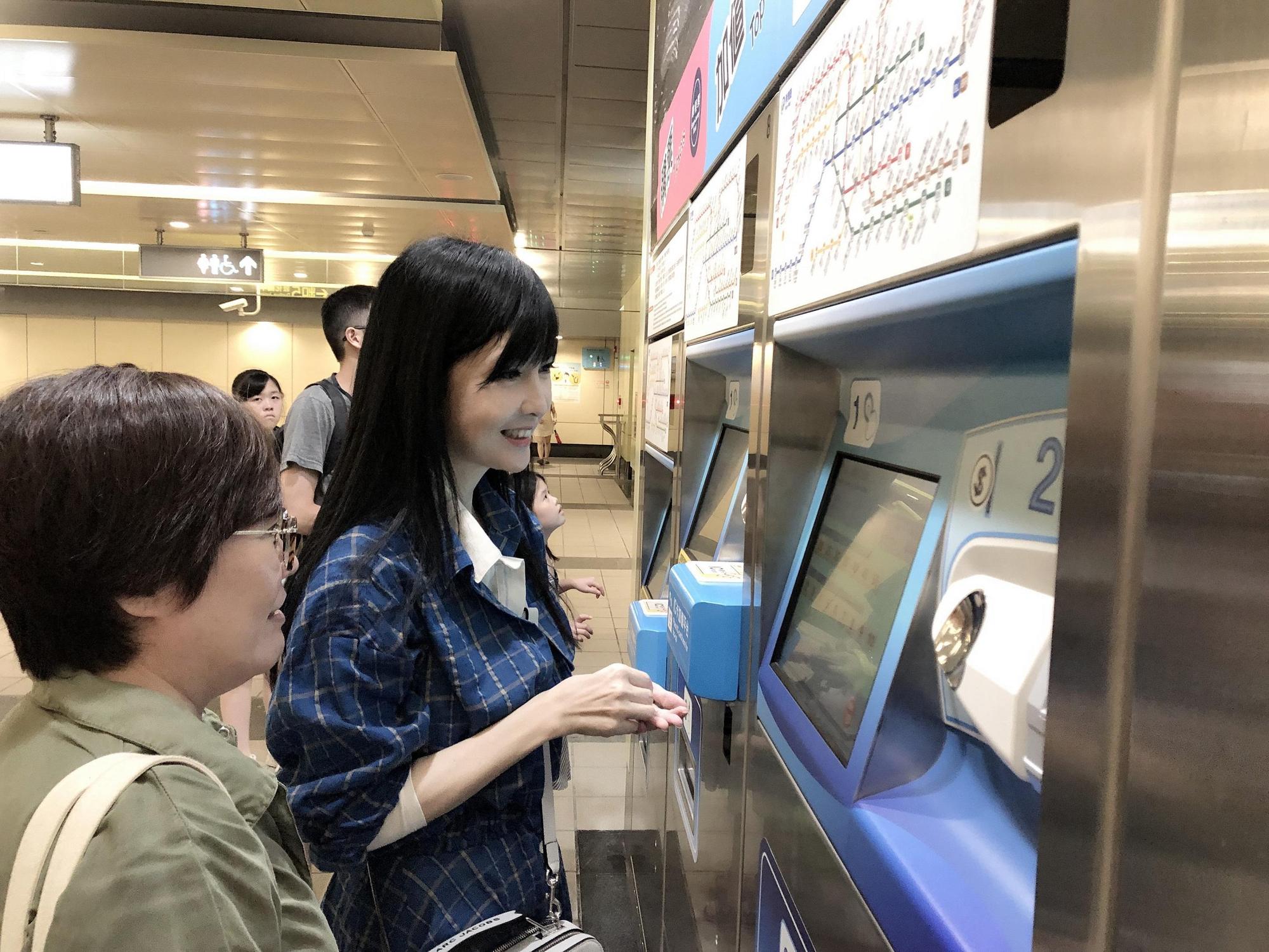周慧敏圓夢搭捷運，買票也不假他人之手。（寬宏藝術提供）