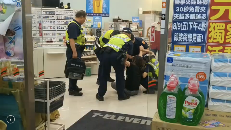 女子在超商內盧了老半天，警方見狀乾脆把她抬出去。（民眾提供）