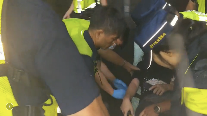警方準備將她送醫時又遭頑強抵抗。（民眾提供）
